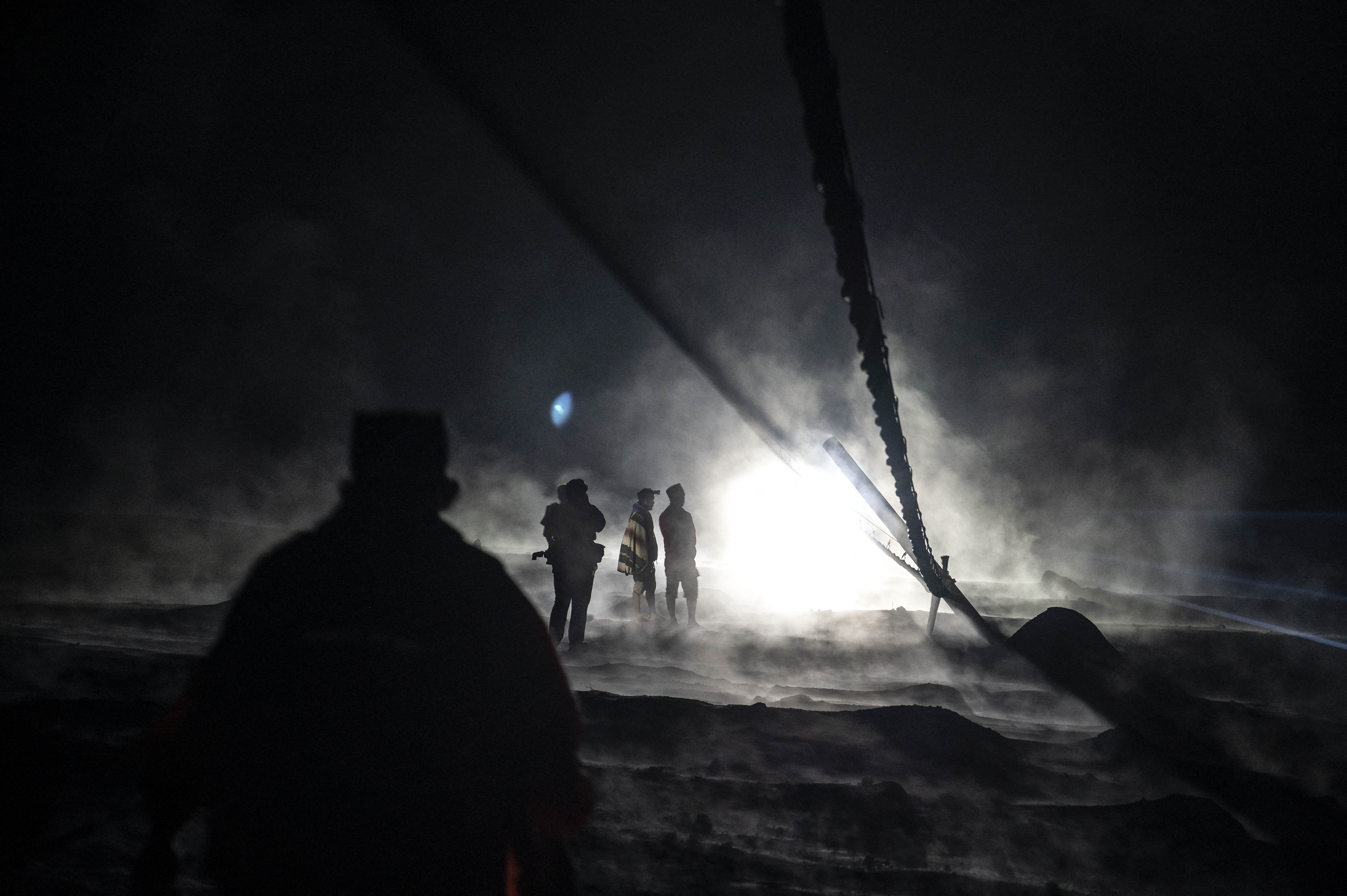 Núi lửa bất ngờ thức tỉnh ở Indonesia, hàng chục người chết - Ảnh 4. Núi lửa bất ngờ thức tỉnh ở Indonesia, hàng chục người chết - Ảnh 4.