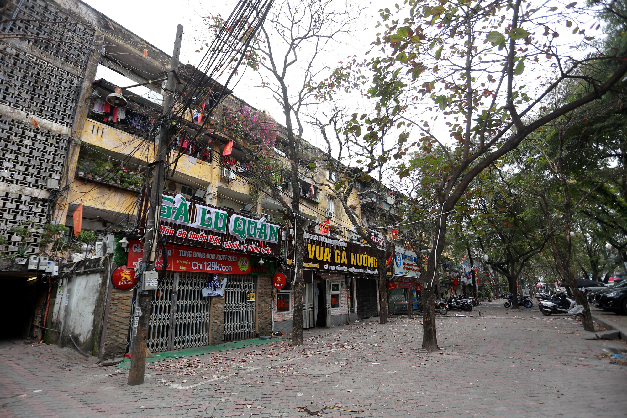 Đền chùa Hà Nội đóng cửa, người hành hương vái vọng, nhét tiền qua khe cổng - Ảnh 8. Đền chùa Hà Nội đóng cửa, người hành hương vái vọng, nhét tiền qua khe cổng - Ảnh 8.