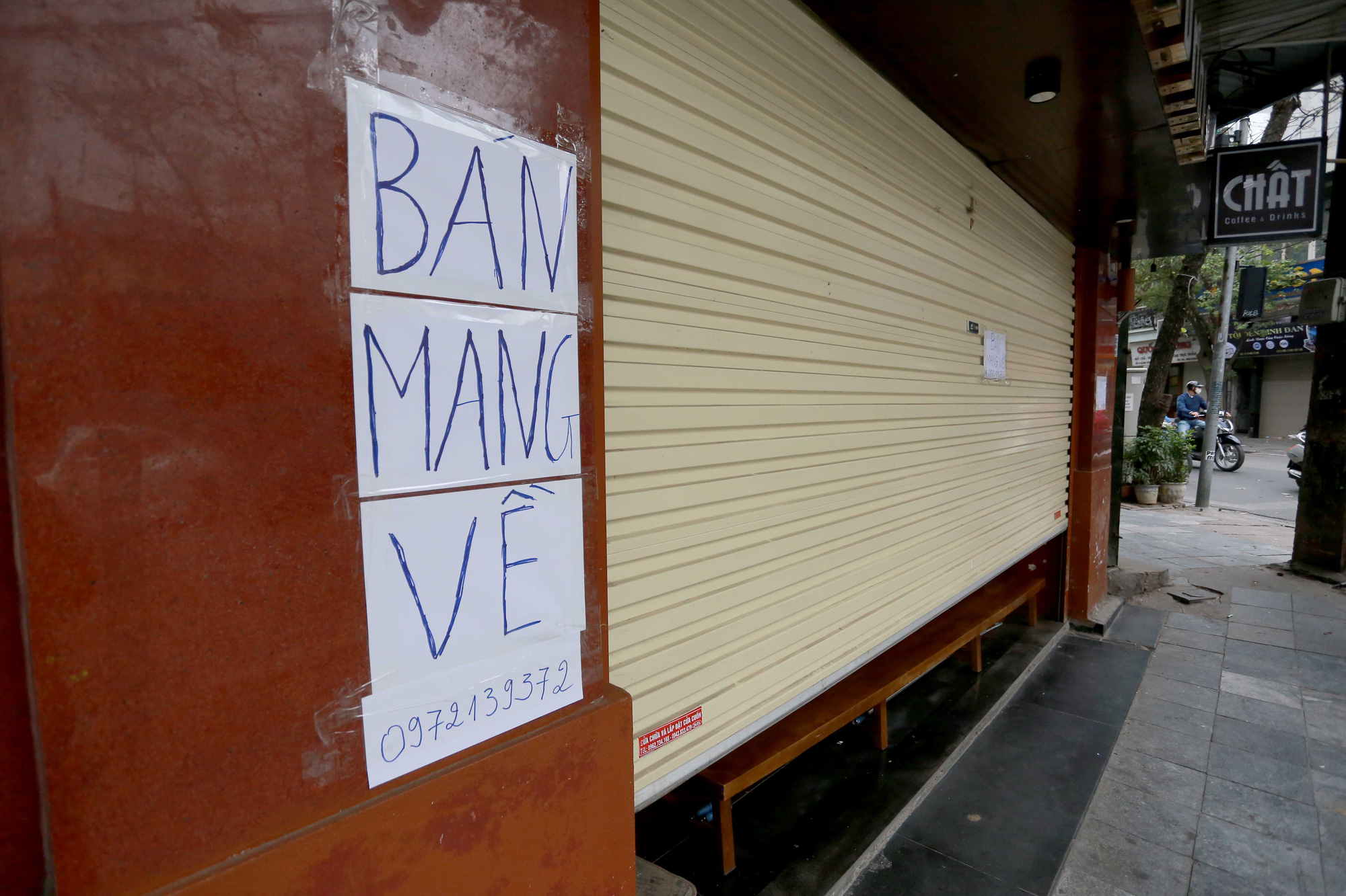 Đền chùa Hà Nội đóng cửa, người hành hương vái vọng, nhét tiền qua khe cổng - Ảnh 10. Đền chùa Hà Nội đóng cửa, người hành hương vái vọng, nhét tiền qua khe cổng - Ảnh 10.