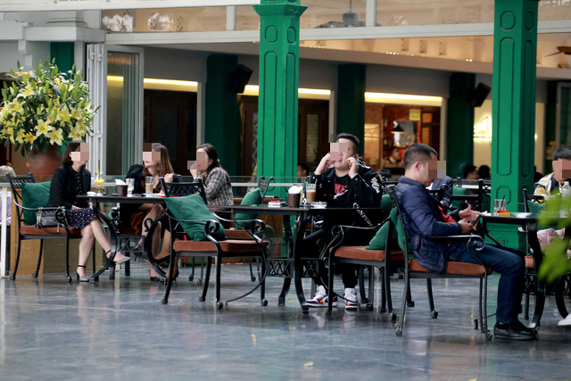 Đền chùa Hà Nội đóng cửa, người hành hương vái vọng, nhét tiền qua khe cổng - Ảnh 12. Đền chùa Hà Nội đóng cửa, người hành hương vái vọng, nhét tiền qua khe cổng - Ảnh 12.