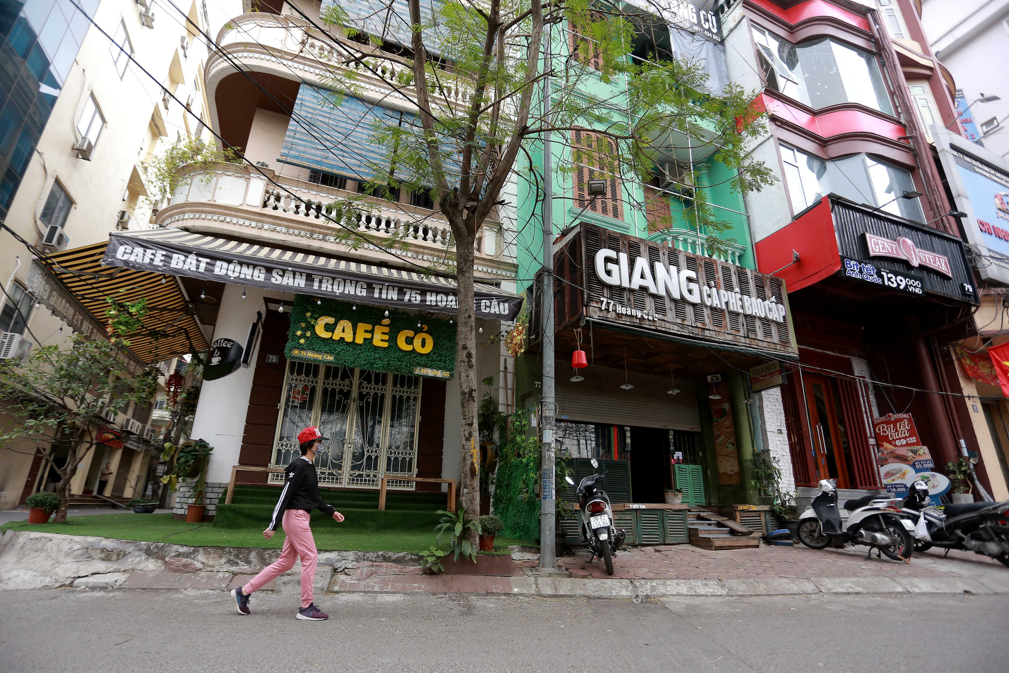 Đền chùa Hà Nội đóng cửa, người hành hương vái vọng, nhét tiền qua khe cổng - Ảnh 9. Đền chùa Hà Nội đóng cửa, người hành hương vái vọng, nhét tiền qua khe cổng - Ảnh 9.