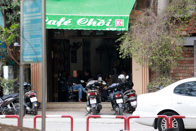 Đền chùa Hà Nội đóng cửa, người hành hương vái vọng, nhét tiền qua khe cổng - Ảnh 11. Đền chùa Hà Nội đóng cửa, người hành hương vái vọng, nhét tiền qua khe cổng - Ảnh 11.