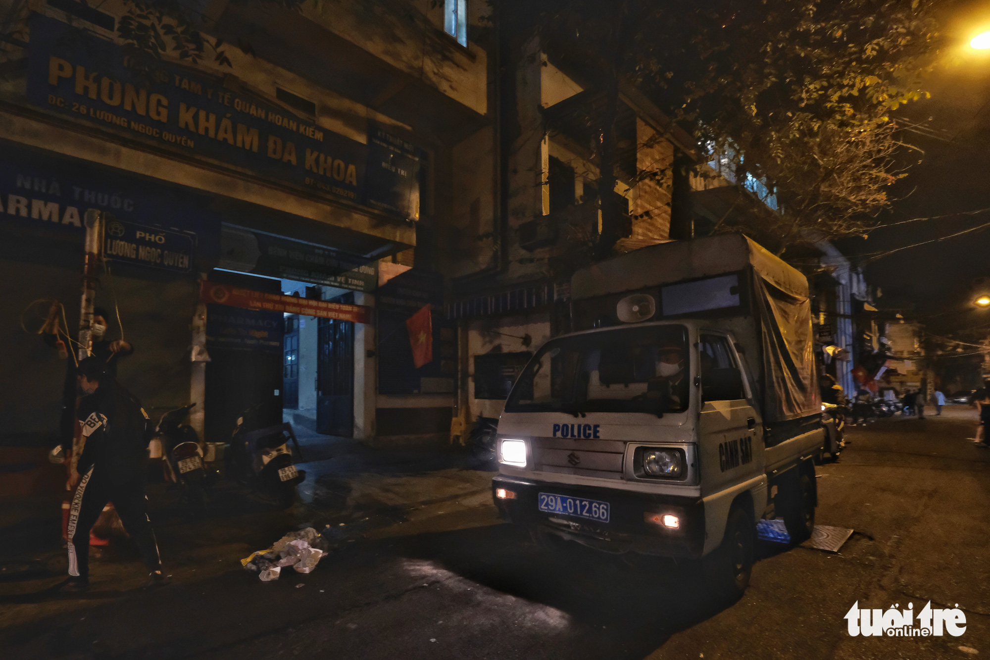 Hàng quán Hà Nội lúc 0h ngày 16-2 đồng loạt dọn bàn xếp ghế, đóng cửa - Ảnh 5.