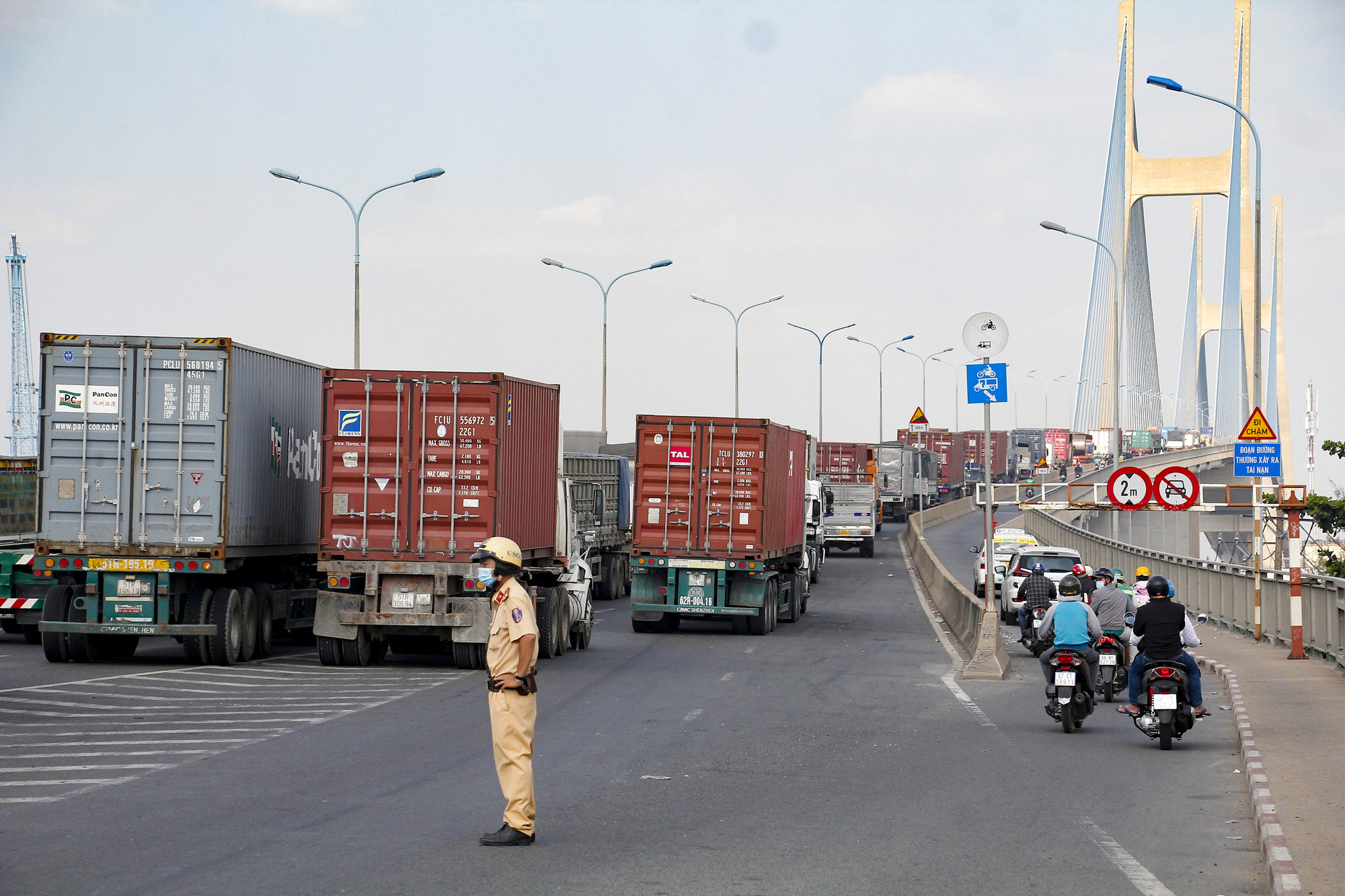 Cầu Phú Mỹ kẹt nhiều giờ do xe tải hỏng và xe container va quẹt taxi - Ảnh 4.