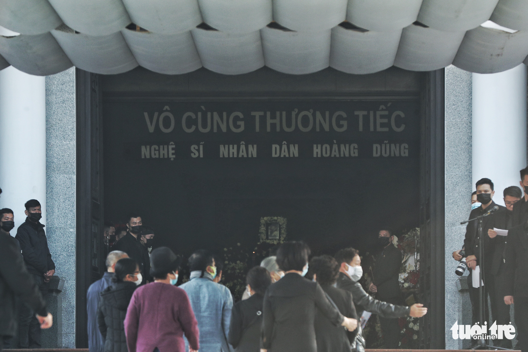 Lễ tang NSND Hoàng Dũng: Hàng trăm nghệ sĩ tiếc thương anh - Ảnh 1. Lễ tang NSND Hoàng Dũng: Hàng trăm nghệ sĩ tiếc thương anh - Ảnh 1.