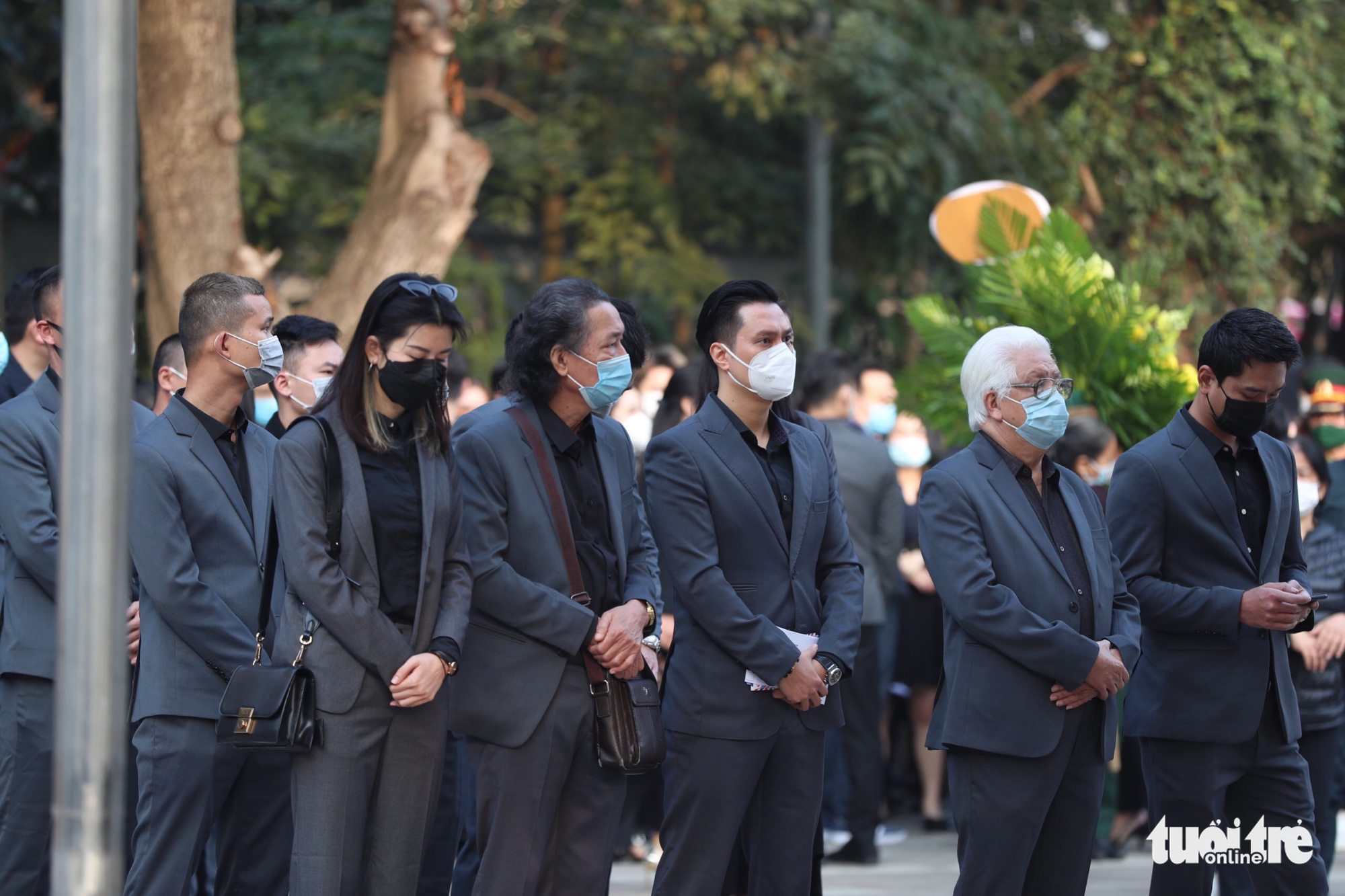 Lễ tang NSND Hoàng Dũng: Hàng trăm nghệ sĩ tiếc thương anh - Ảnh 5. Lễ tang NSND Hoàng Dũng: Hàng trăm nghệ sĩ tiếc thương anh - Ảnh 5.