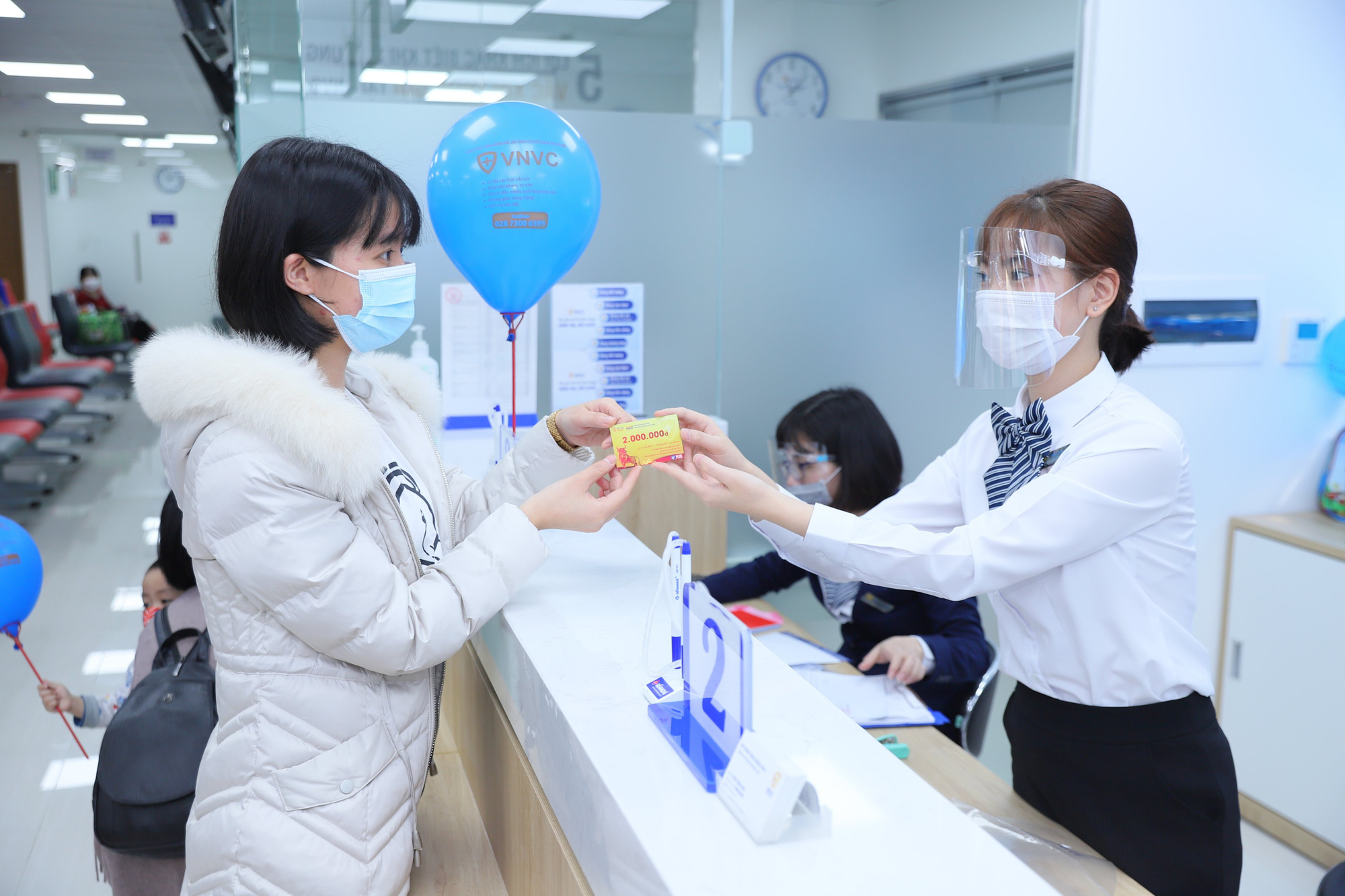 VNVC nhập vắc xin COVID-19 với số lượng lớn - Ảnh 3. VNVC nhập vắc xin COVID-19 với số lượng lớn - Ảnh 3.