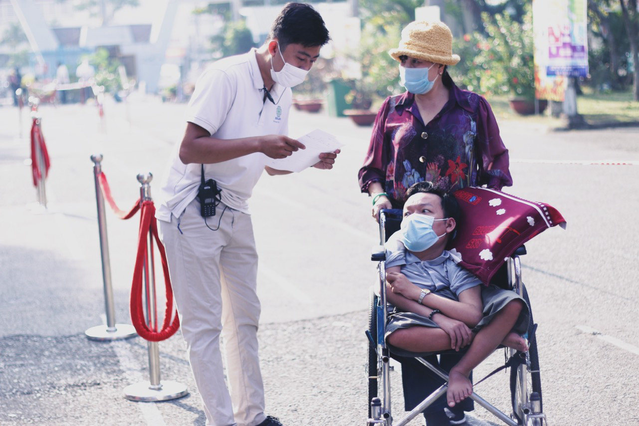 Cái Tết đoàn viên và số tiền chữa bệnh cho má của chàng sọ dừa bán vé số - Ảnh 1. Cái Tết đoàn viên và số tiền chữa bệnh cho má của chàng sọ dừa bán vé số - Ảnh 1.