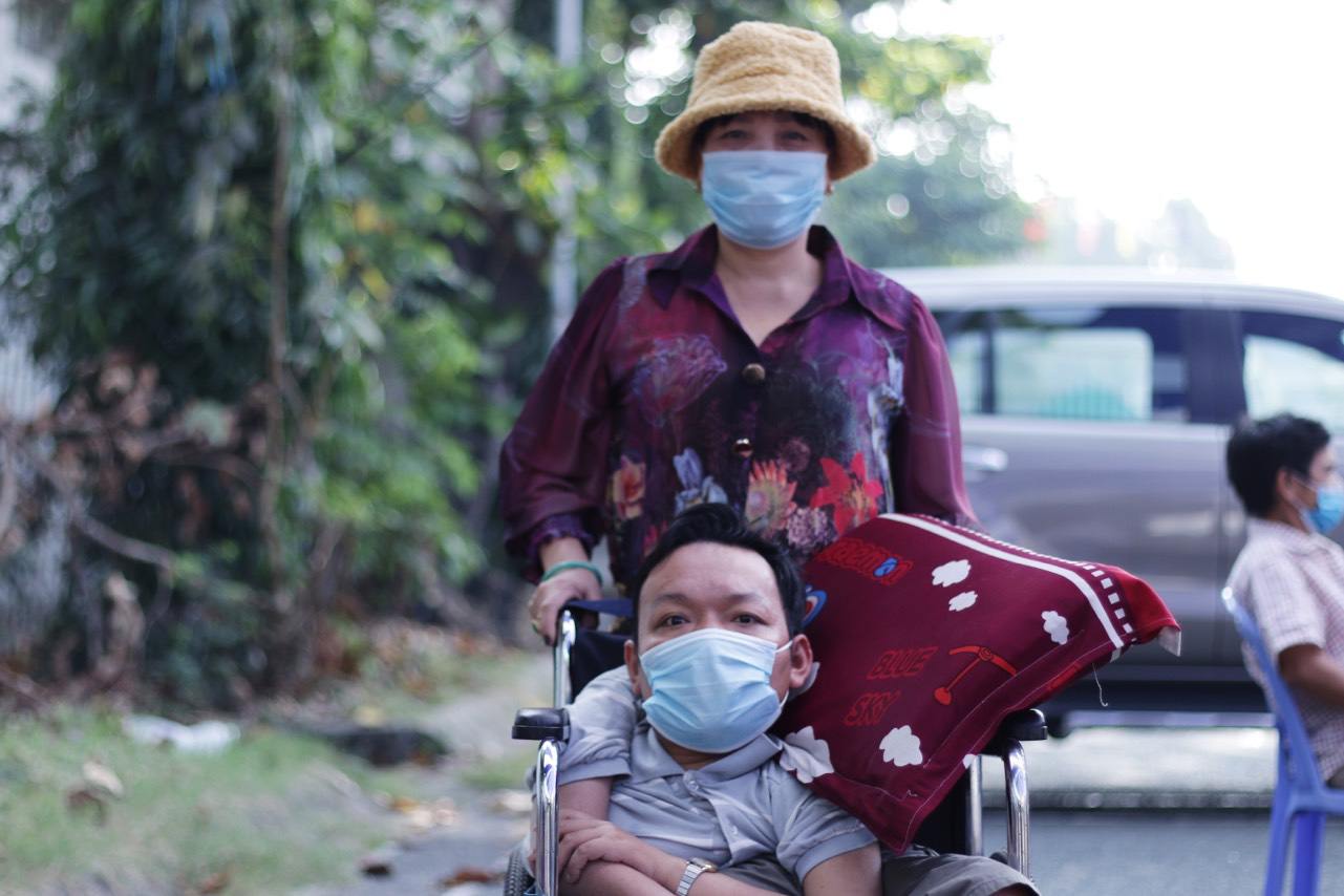 Cái Tết đoàn viên và số tiền chữa bệnh cho má của chàng sọ dừa bán vé số - Ảnh 3. Cái Tết đoàn viên và số tiền chữa bệnh cho má của chàng sọ dừa bán vé số - Ảnh 3.