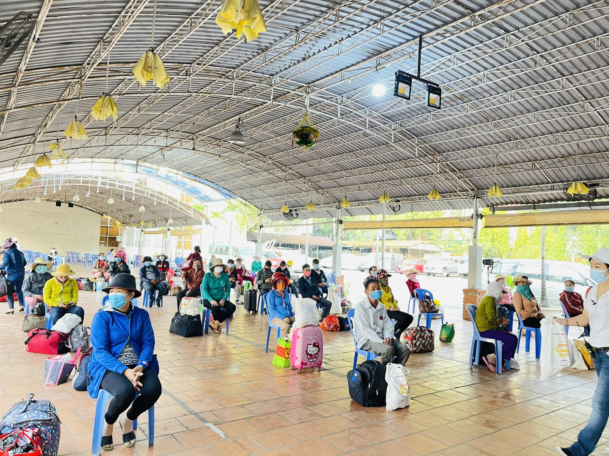 Cái Tết đoàn viên và số tiền chữa bệnh cho má của chàng sọ dừa bán vé số - Ảnh 4. Cái Tết đoàn viên và số tiền chữa bệnh cho má của chàng sọ dừa bán vé số - Ảnh 4.