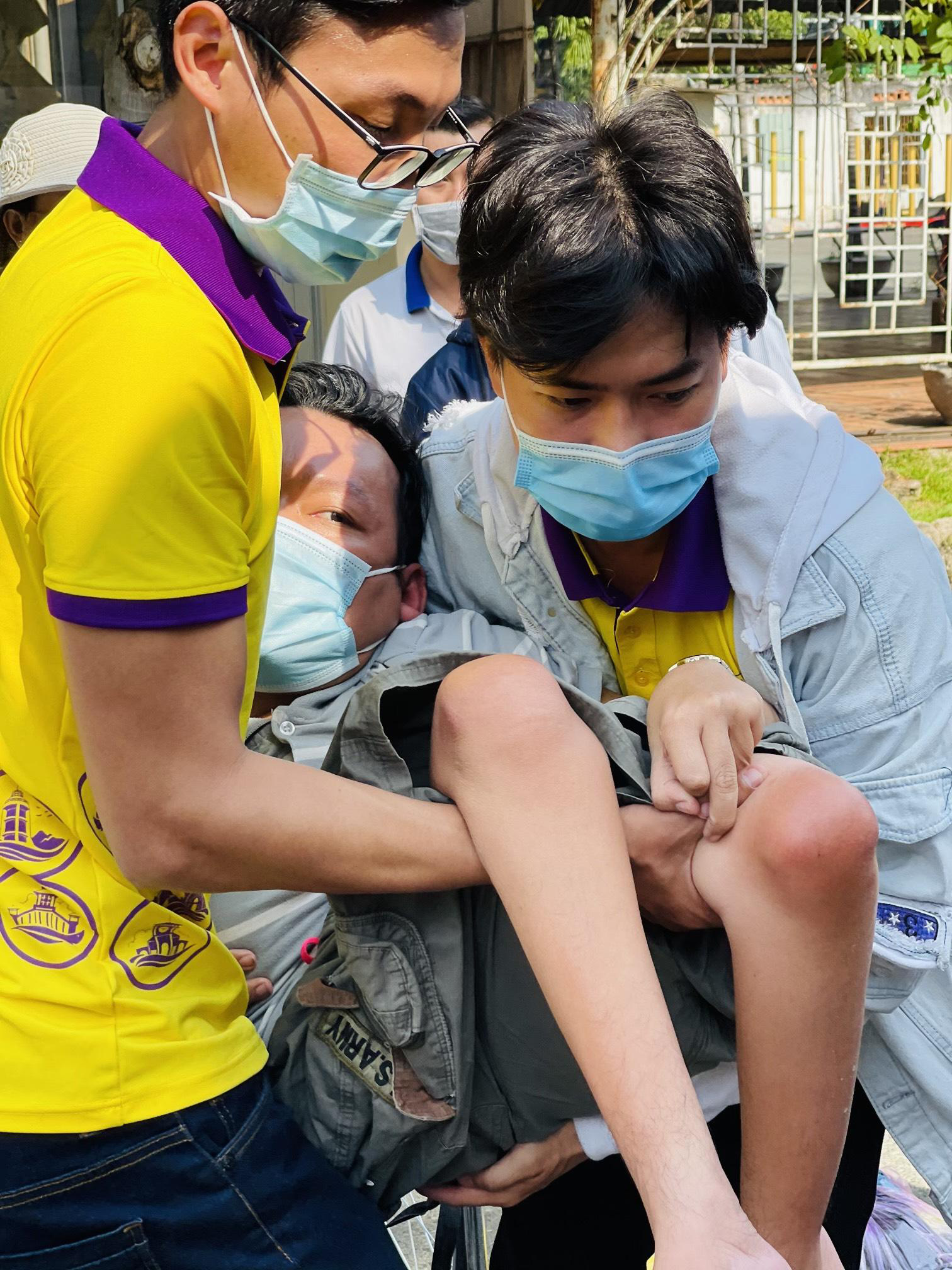 Cái Tết đoàn viên và số tiền chữa bệnh cho má của chàng sọ dừa bán vé số - Ảnh 5. Cái Tết đoàn viên và số tiền chữa bệnh cho má của chàng sọ dừa bán vé số - Ảnh 5.