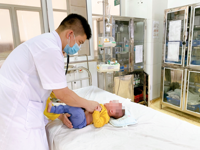 Bé 5 tháng tuổi phải cấp cứu vì gia đình lấy nhầm cồn 90 độ rửa mũi - Ảnh 1. Bé 5 tháng tuổi phải cấp cứu vì gia đình lấy nhầm cồn 90 độ rửa mũi - Ảnh 1.