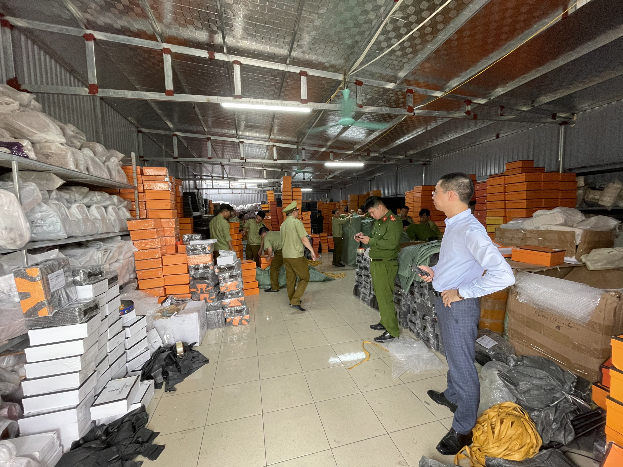 Triệt phá kho hàng giả hiệu Hermès, LV, Chanel khủng, 10 xe 3,5 tấn mới chở hết - Ảnh 1. Triệt phá kho hàng giả hiệu Hermès, LV, Chanel khủng, 10 xe 3,5 tấn mới chở hết - Ảnh 1.