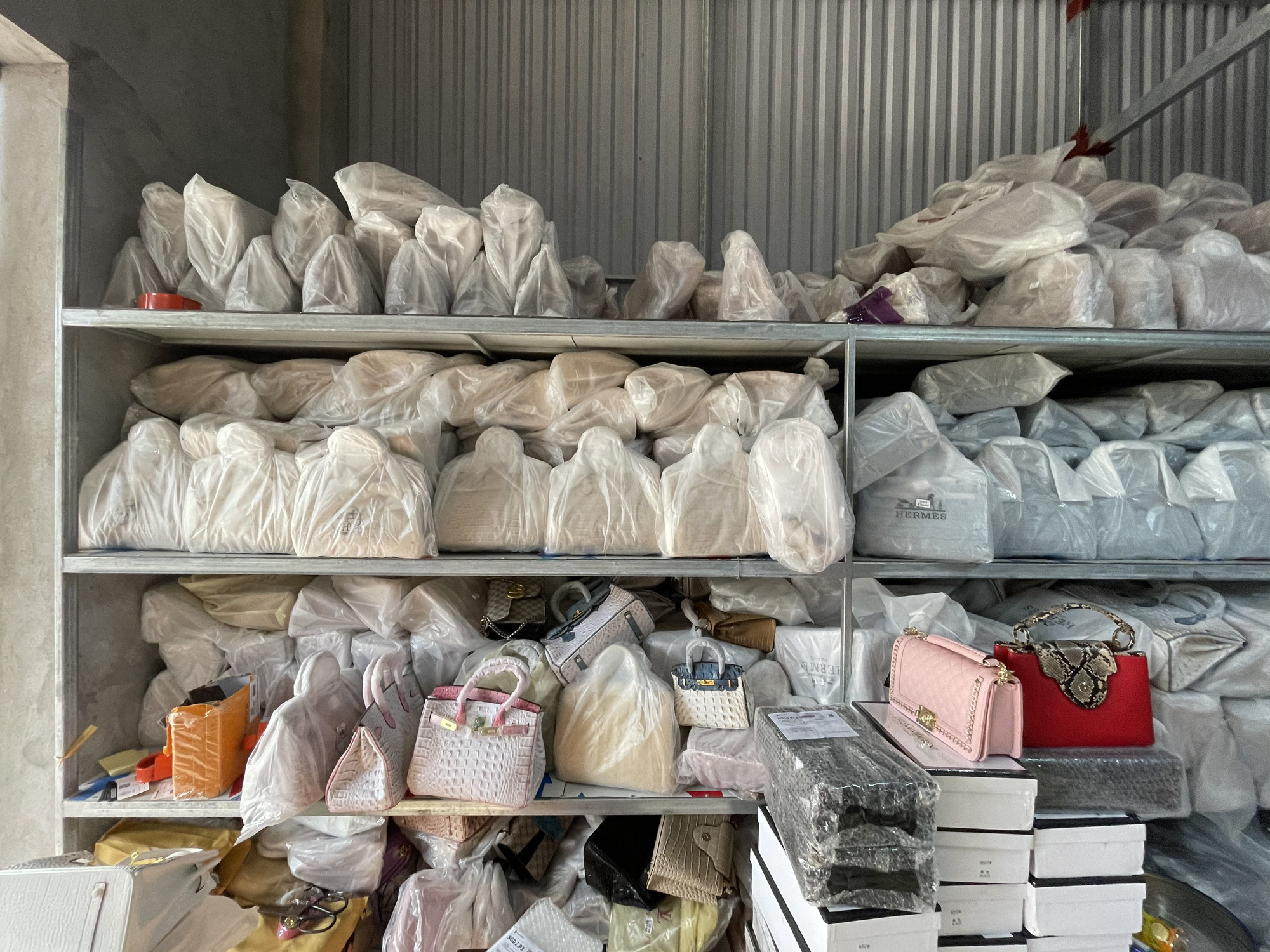 Triệt phá kho hàng giả hiệu Hermès, LV, Chanel khủng, 10 xe 3,5 tấn mới chở hết - Ảnh 3. Triệt phá kho hàng giả hiệu Hermès, LV, Chanel khủng, 10 xe 3,5 tấn mới chở hết - Ảnh 3.