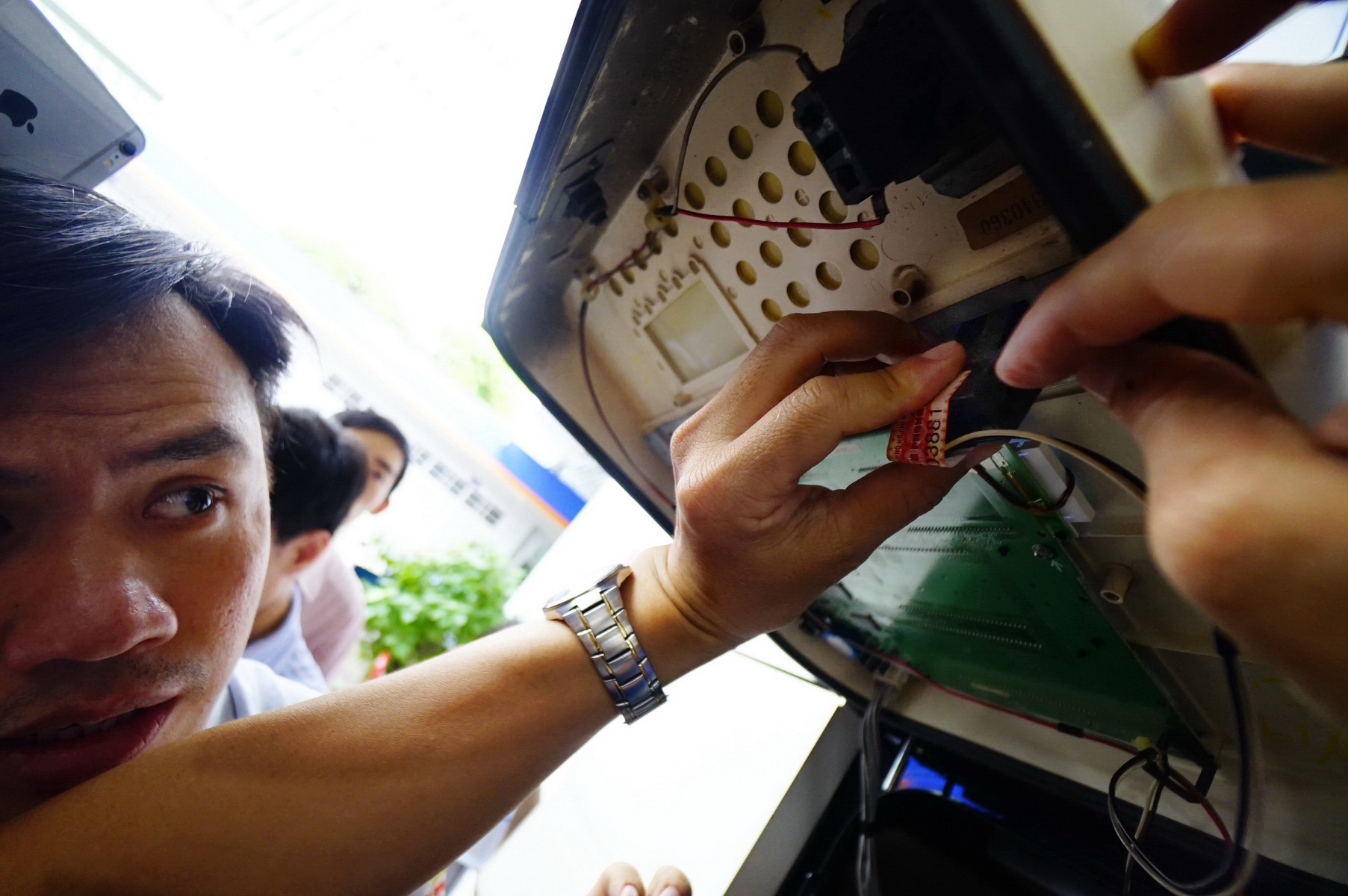 Dán tem cột bơm xăng để chống xăng giả cũng không ăn thua - Ảnh 1. Dán tem cột bơm xăng để chống xăng giả cũng không ăn thua - Ảnh 1.