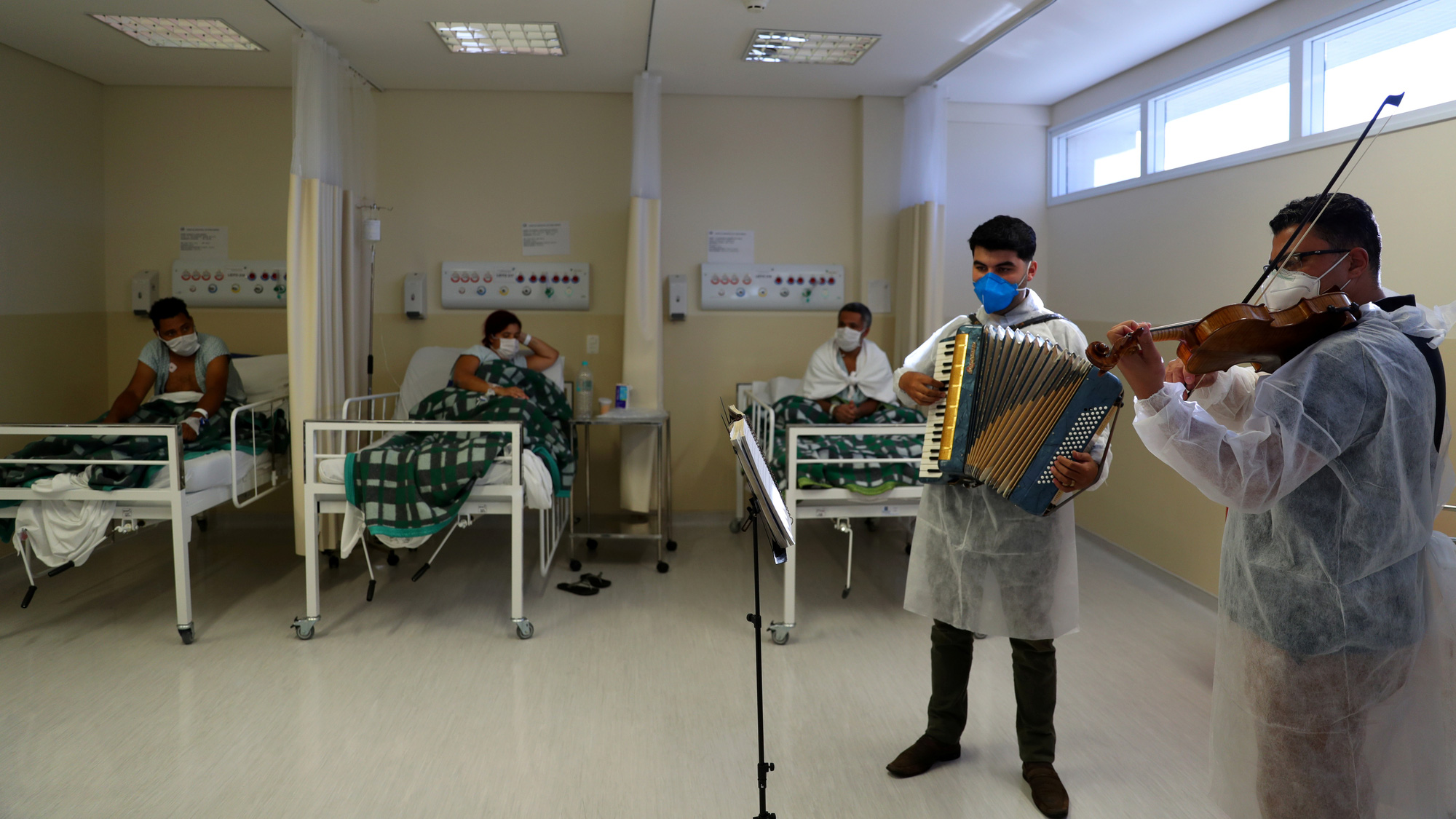 Mỗi phút 3 người chết vì COVID-19 ở Brazil - Ảnh 3. Mỗi phút 3 người chết vì COVID-19 ở Brazil - Ảnh 3.