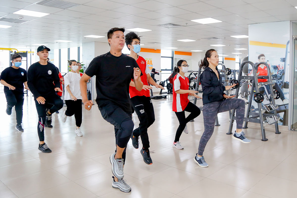 Trường đổi mới giáo dục thể chất, sinh viên hào hứng học bơi, yoga, khiêu vũ, boxing… - Ảnh 1. Trường đổi mới giáo dục thể chất, sinh viên hào hứng học bơi, yoga, khiêu vũ, boxing… - Ảnh 1.