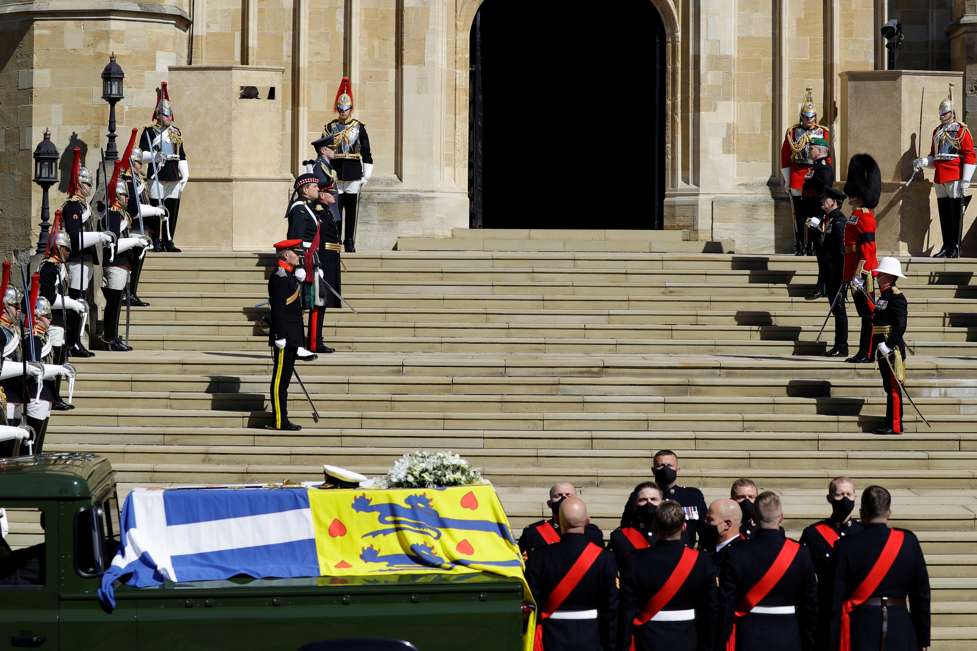 Nữ hoàng Anh lặng lẽ một mình, tiễn chồng về nơi an nghỉ cuối cùng - Ảnh 8. Nữ hoàng Anh lặng lẽ một mình, tiễn chồng về nơi an nghỉ cuối cùng - Ảnh 8.
