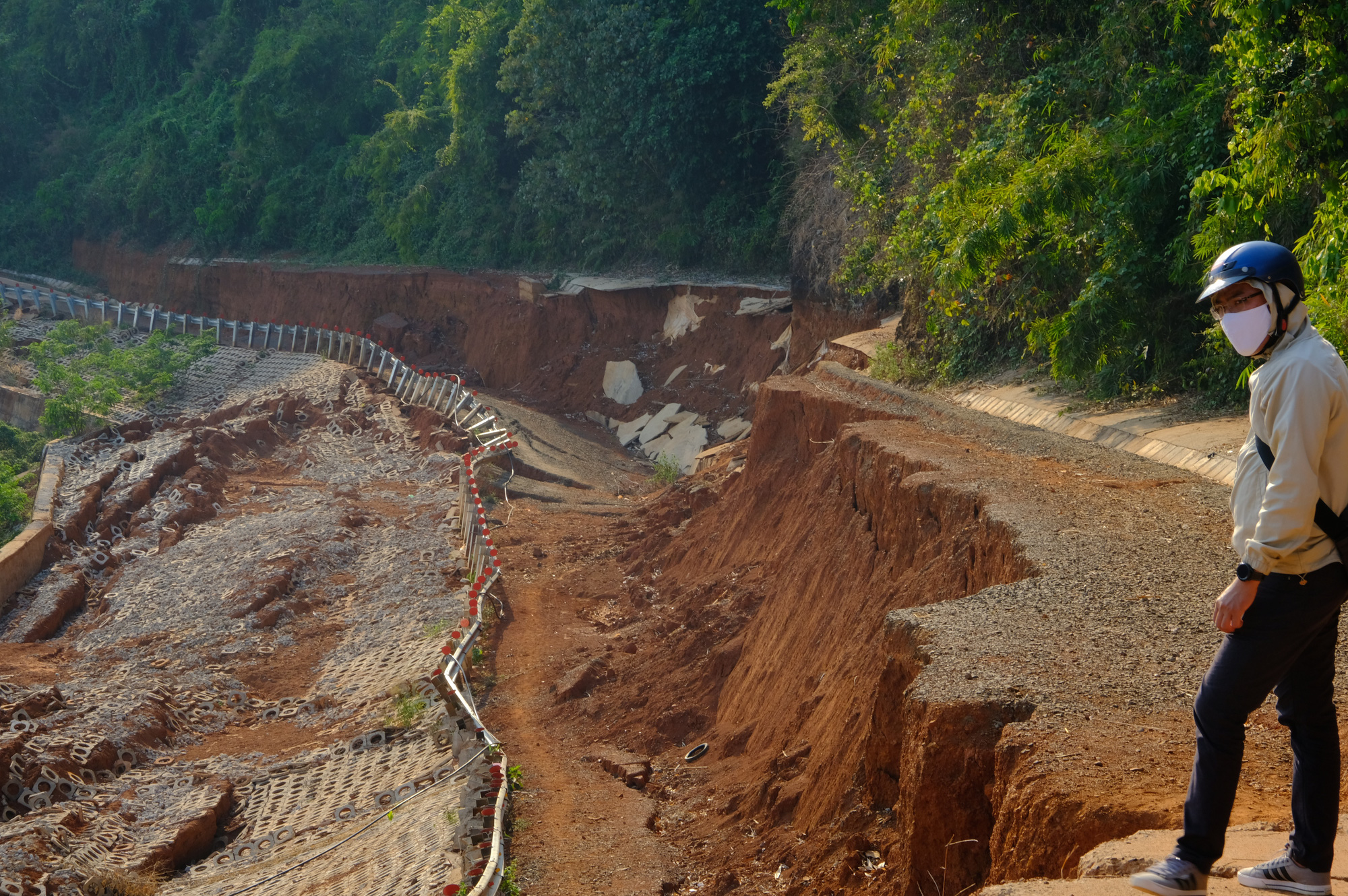 Đường 27 tỉ chưa bàn giao đã vỡ toác: Nhiều sai sót trong khâu khảo sát, thiết kế công trình - Ảnh 1. Đường 27 tỉ chưa bàn giao đã vỡ toác: Nhiều sai sót trong khâu khảo sát, thiết kế công trình - Ảnh 1.