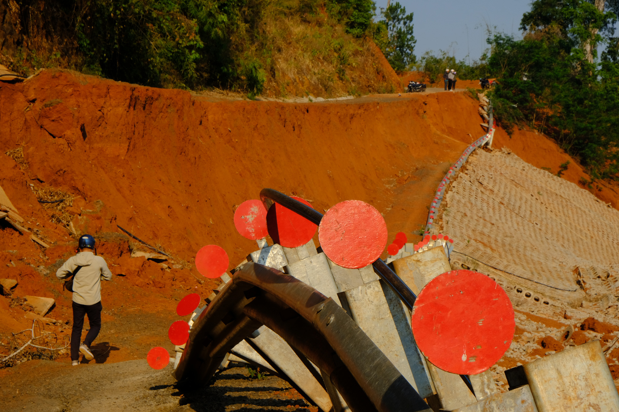 Đường 27 tỉ chưa bàn giao đã vỡ toác: Nhiều sai sót trong khâu khảo sát, thiết kế công trình - Ảnh 2. Đường 27 tỉ chưa bàn giao đã vỡ toác: Nhiều sai sót trong khâu khảo sát, thiết kế công trình - Ảnh 2.