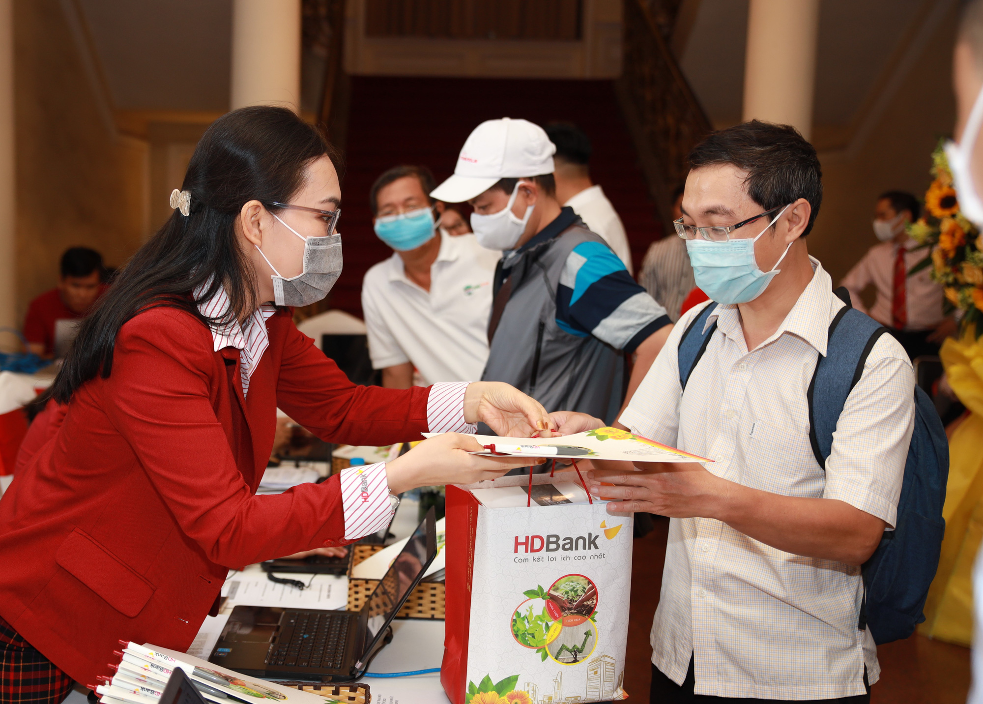 Cổ đông HDBank đồng ý dừng sáp nhập PGBank vào HDBank - Ảnh 1. Cổ đông HDBank đồng ý dừng sáp nhập PGBank vào HDBank - Ảnh 1.