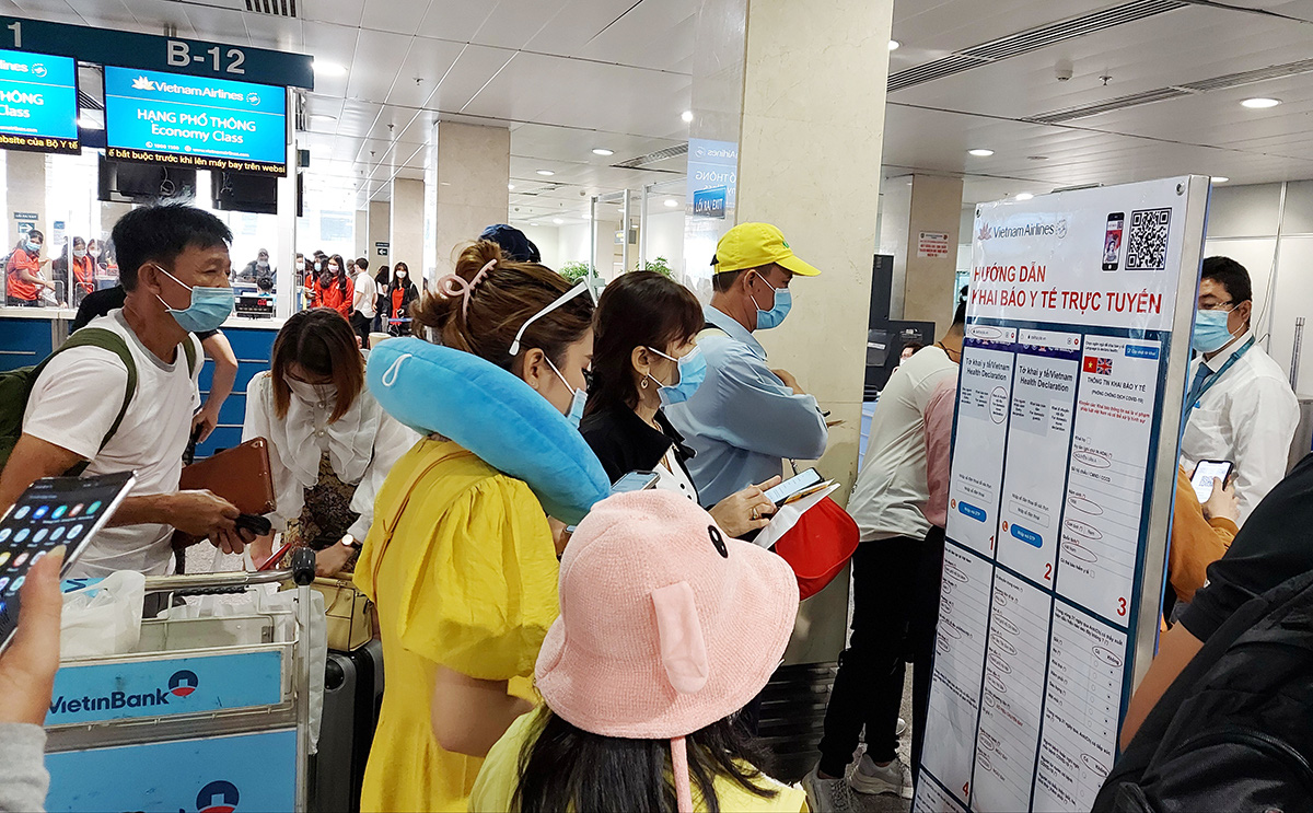 Khách đi máy bay khai báo y tế ra sao? - Ảnh 1. Khách đi máy bay khai báo y tế ra sao? - Ảnh 1.
