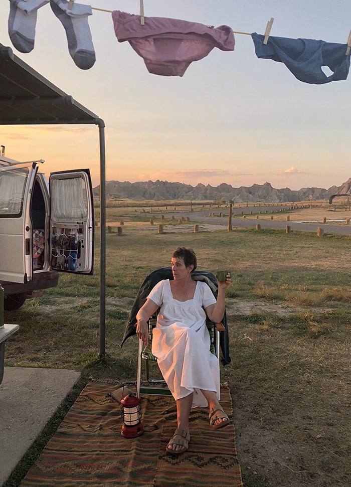 Chloé Zhao: Người phụ nữ không phấn son khuynh đảo Hollywood - Ảnh 3.