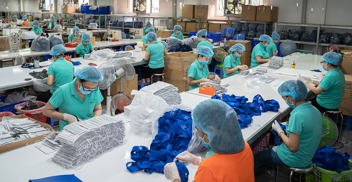 Khẩu trang chất đống, hạ giá liên tục nhưng bán không ai mua, vì sao? - Ảnh 1. Khẩu trang chất đống, hạ giá liên tục nhưng bán không ai mua, vì sao? - Ảnh 1.