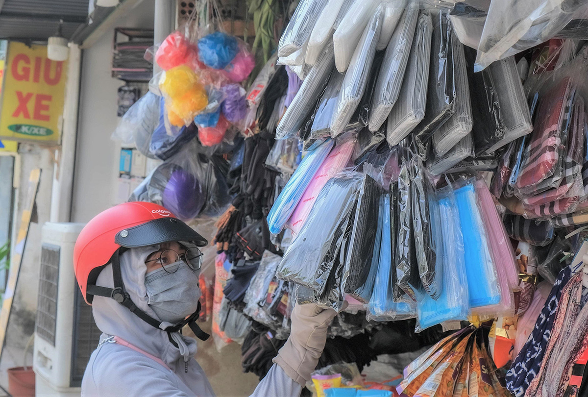 Khẩu trang chất đống, hạ giá liên tục nhưng bán không ai mua, vì sao? - Ảnh 3. Khẩu trang chất đống, hạ giá liên tục nhưng bán không ai mua, vì sao? - Ảnh 3.