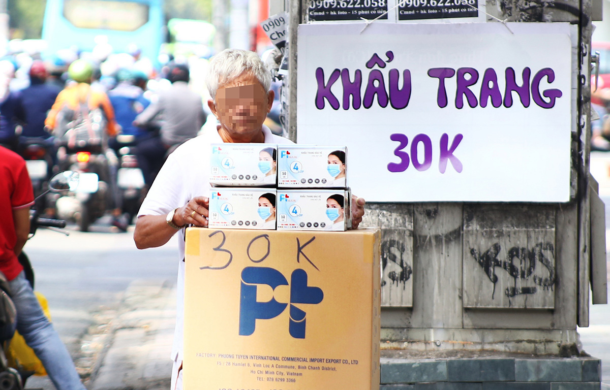 Khẩu trang chất đống, hạ giá liên tục nhưng bán không ai mua, vì sao? - Ảnh 6. Khẩu trang chất đống, hạ giá liên tục nhưng bán không ai mua, vì sao? - Ảnh 6.