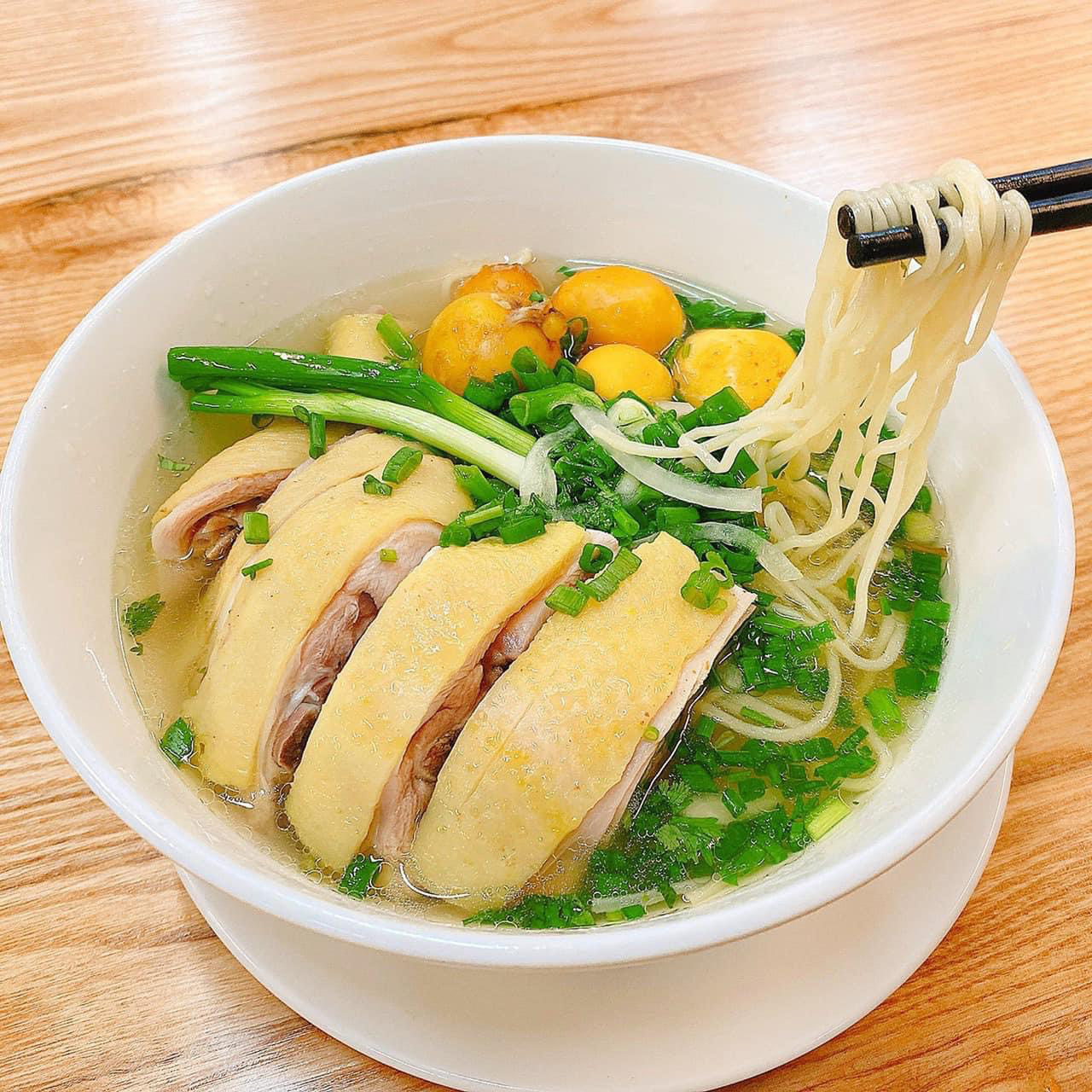 Dân Sài Gòn đổ xô thưởng thức món Mì gà Xá Kén đặc biệt - Ảnh 3.