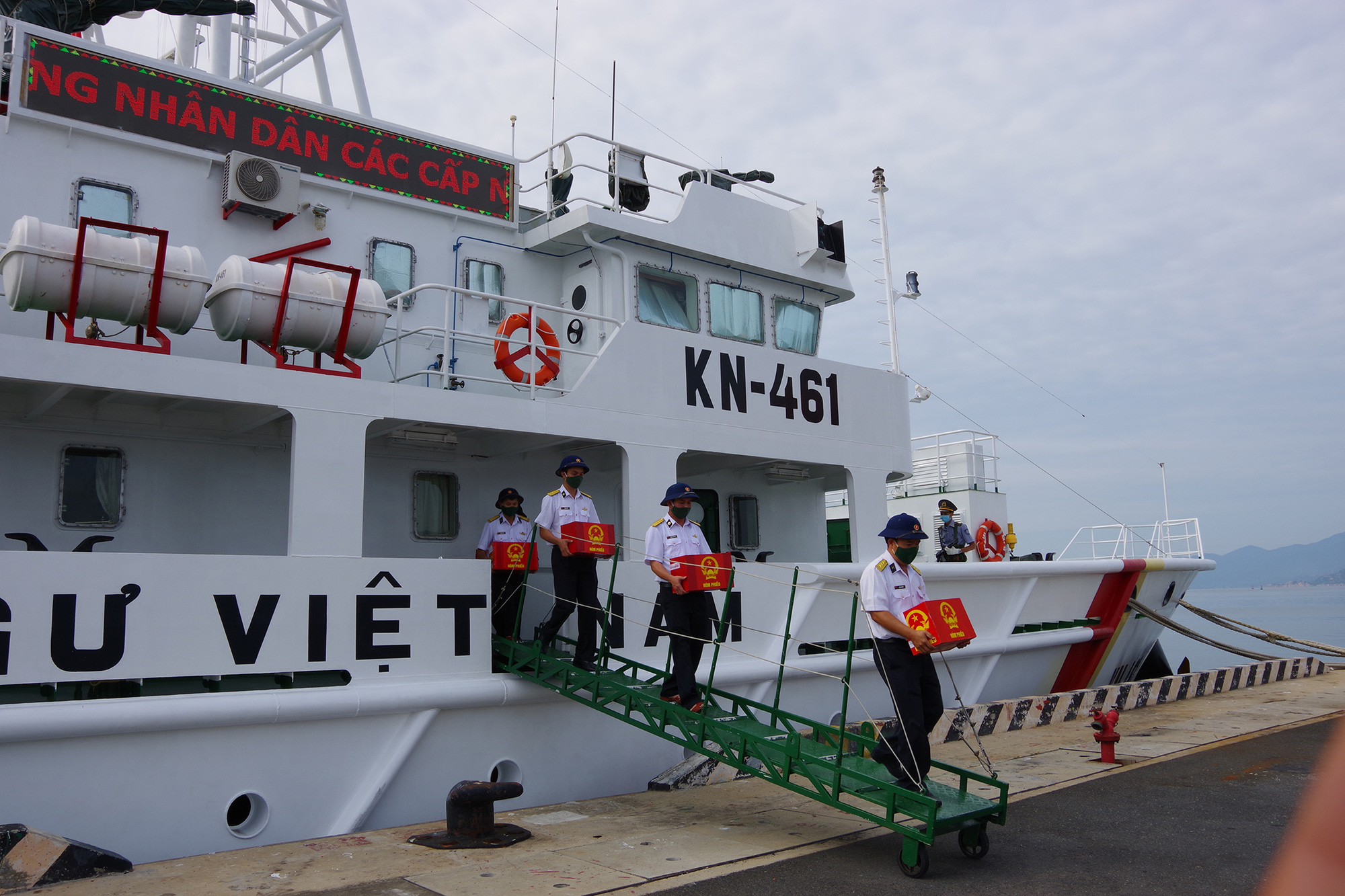 Thị trấn Trường Sa lần đầu bầu cử cùng thời điểm với cả nước - Ảnh 4. Thị trấn Trường Sa lần đầu bầu cử cùng thời điểm với cả nước - Ảnh 4.