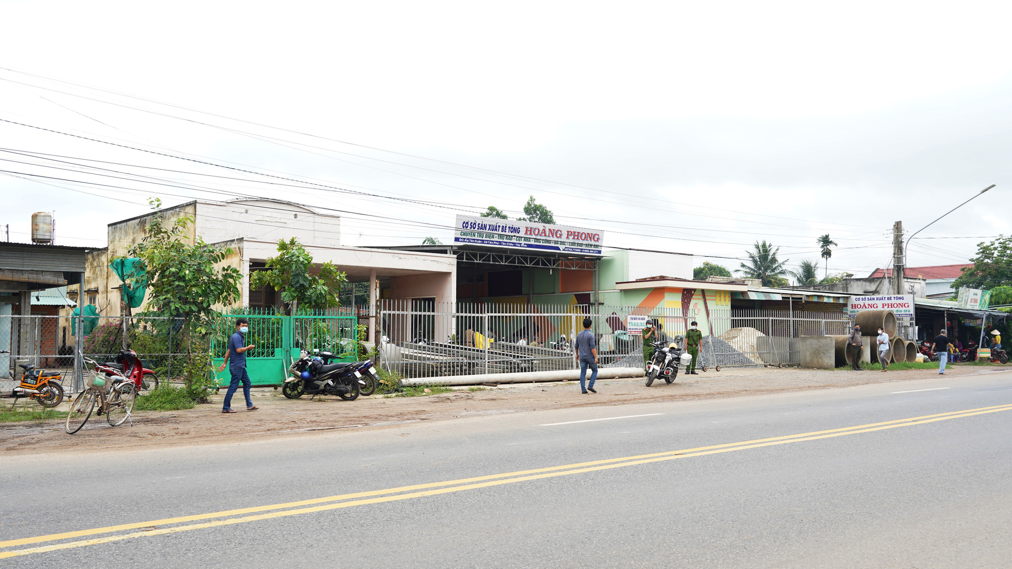 Nghi án chồng giết vợ và con gái rồi tự sát bất thành - Ảnh 1. Nghi án chồng giết vợ và con gái rồi tự sát bất thành - Ảnh 1.