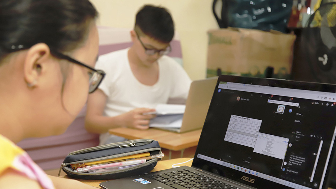 Học trực tuyến dù khó còn hơn là dừng học - Ảnh 1. Học trực tuyến dù khó còn hơn là dừng học - Ảnh 1.
