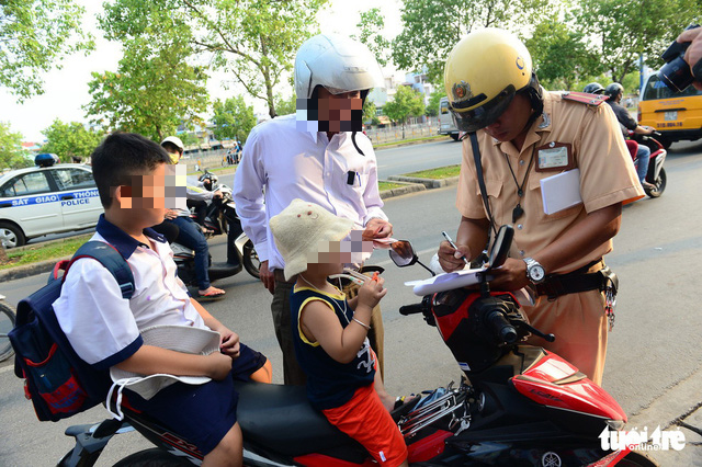 Phụ huynh đội mũ bảo hiểm cho mình, bỏ quên con trẻ - Ảnh 3.