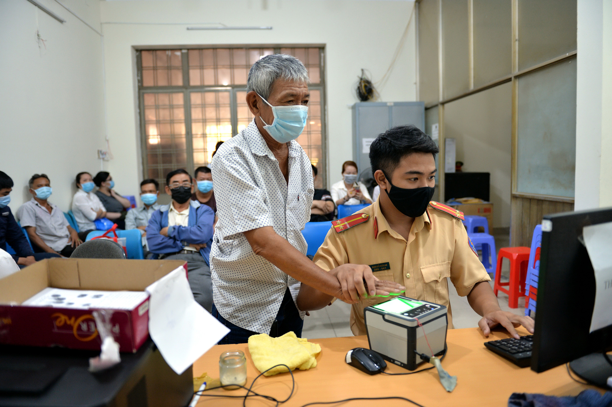 Đang tồn tại 4 loại giấy tờ căn cước, người dân sử dụng mỗi loại thế nào? - Ảnh 1. Đang tồn tại 4 loại giấy tờ căn cước, người dân sử dụng mỗi loại thế nào? - Ảnh 1.