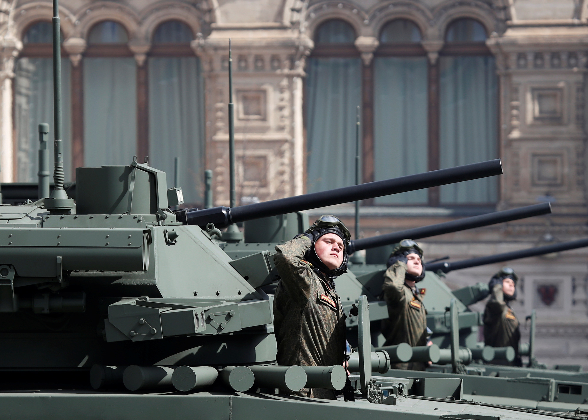 Diễu binh Ngày Chiến thắng ở hàng chục thành phố của Nga - Ảnh 4.