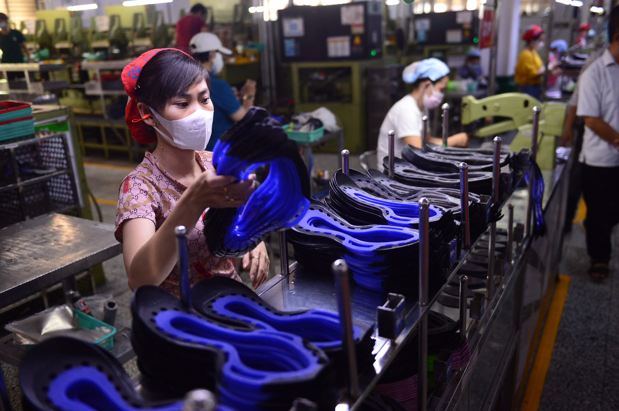 Phó chủ tịch UBND TP.HCM Dương Anh Đức kiểm tra công tác chống dịch tại Công ty PouYuen - Ảnh 2. Phó chủ tịch UBND TP.HCM Dương Anh Đức kiểm tra công tác chống dịch tại Công ty PouYuen - Ảnh 2.