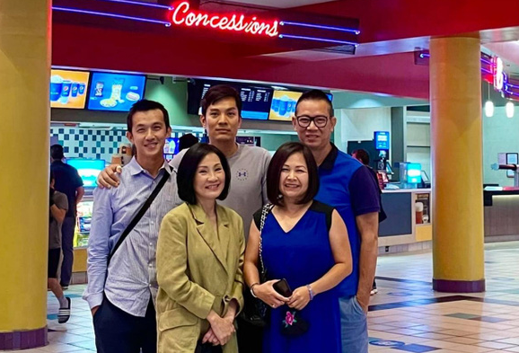 Bố già thu gần 1 triệu USD và khá ồn ào trên báo Mỹ - Ảnh 5. Bố già thu gần 1 triệu USD và khá ồn ào trên báo Mỹ - Ảnh 5.