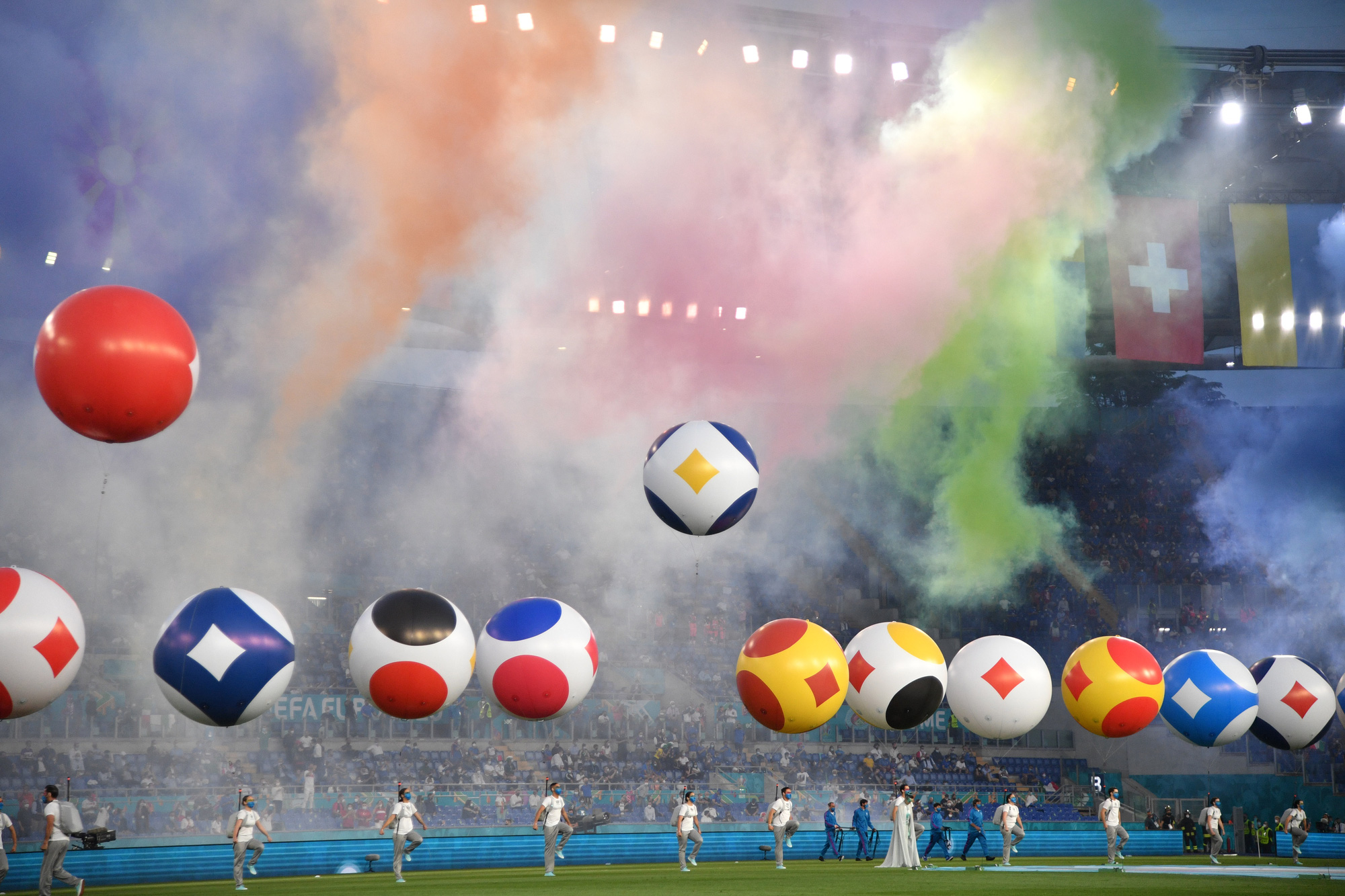 Lễ khai mạc Euro 2020 đơn giản và ấn tượng - Ảnh 4. Lễ khai mạc Euro 2020 đơn giản và ấn tượng - Ảnh 4.