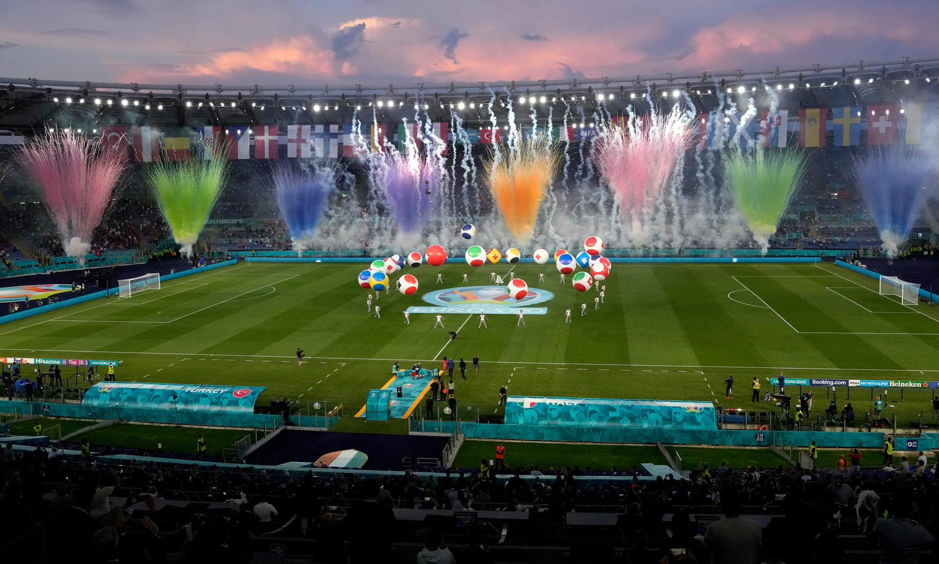 Lễ khai mạc Euro 2020 đơn giản và ấn tượng - Ảnh 9. Lễ khai mạc Euro 2020 đơn giản và ấn tượng - Ảnh 9.