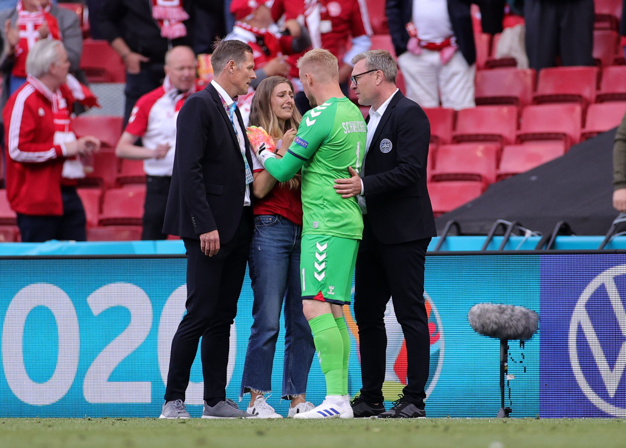 Eriksen mở mắt khi rời sân, UEFA xác nhận cầu thủ này đã ổn định - Ảnh 3. Eriksen mở mắt khi rời sân, UEFA xác nhận cầu thủ này đã ổn định - Ảnh 3.