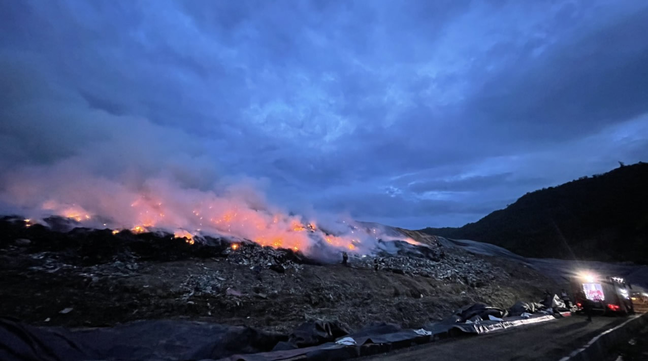 Cháy đỏ rực, khói đặc trời ở bãi rác lớn nhất Đà Nẵng - Ảnh 2. Cháy đỏ rực, khói đặc trời ở bãi rác lớn nhất Đà Nẵng - Ảnh 2.