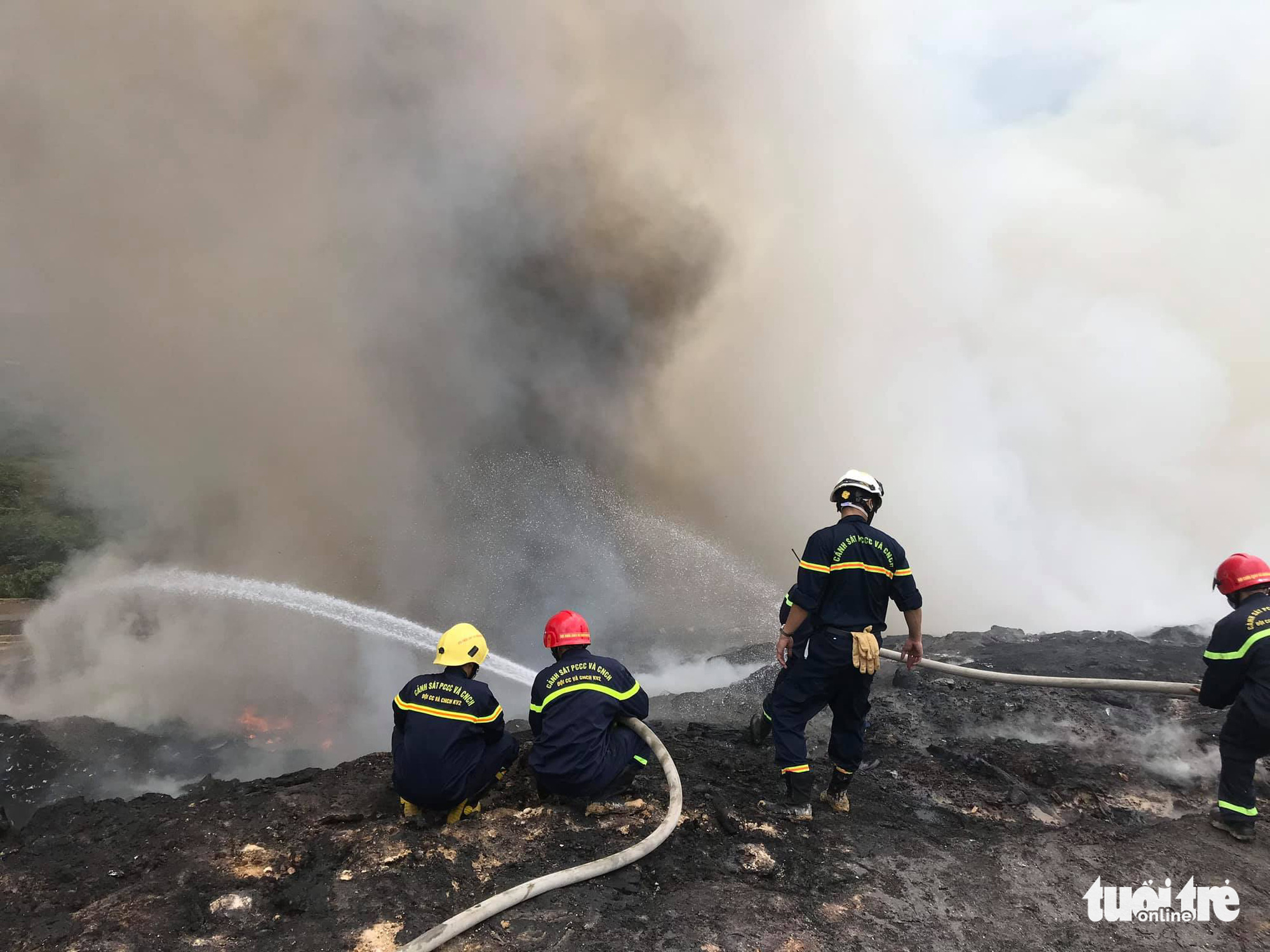 Cháy đỏ rực, khói đặc trời ở bãi rác lớn nhất Đà Nẵng - Ảnh 3. Cháy đỏ rực, khói đặc trời ở bãi rác lớn nhất Đà Nẵng - Ảnh 3.