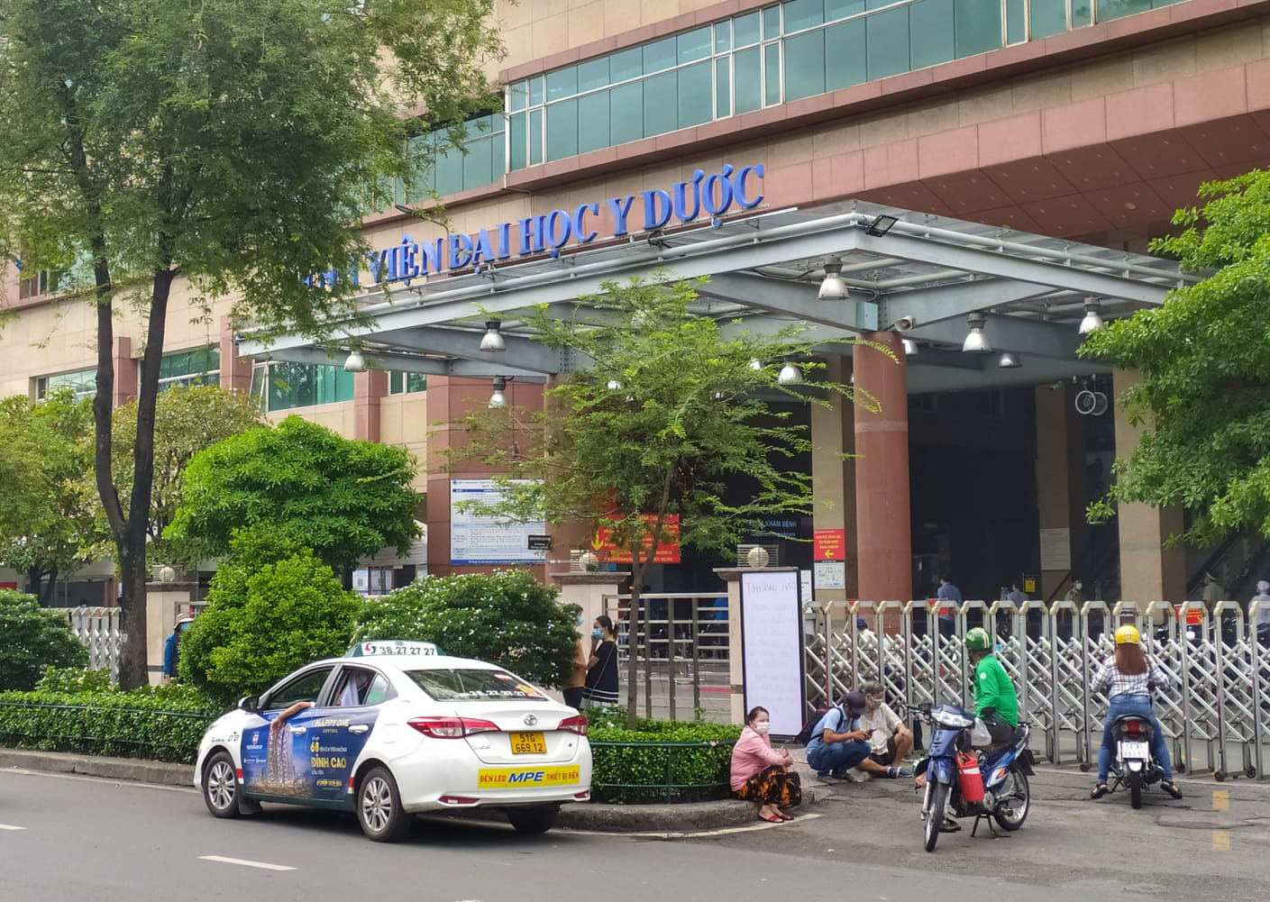 Bệnh viện Đại học Y dược tạm ngưng nhận bệnh nhân vì có 4 ca COVID-19 - Ảnh 1. Bệnh viện Đại học Y dược tạm ngưng nhận bệnh nhân vì có 4 ca COVID-19 - Ảnh 1.