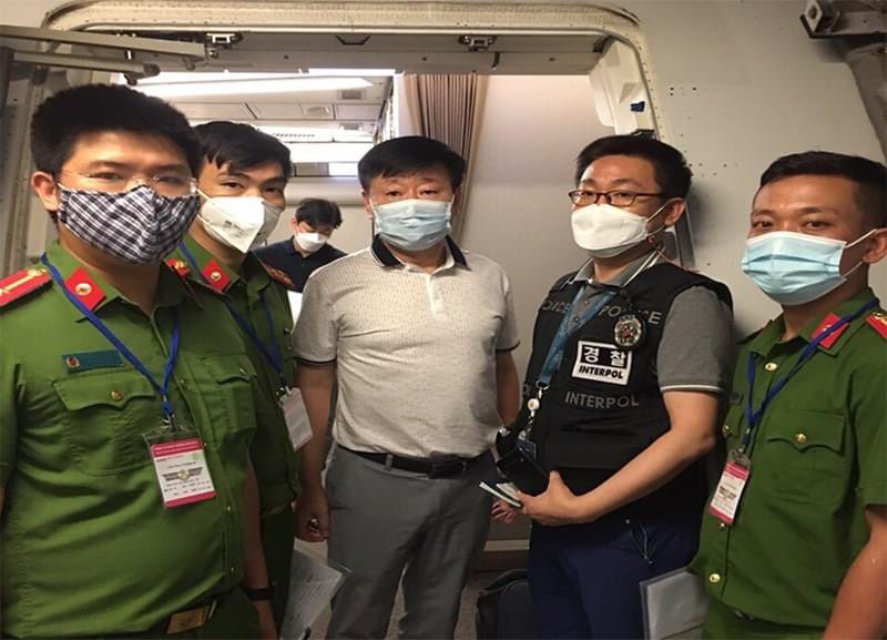 Phát hiện người đàn ông Hàn Quốc trốn truy nã, sống chui trong một chung cư - Ảnh 1. Phát hiện người đàn ông Hàn Quốc trốn truy nã, sống chui trong một chung cư - Ảnh 1.