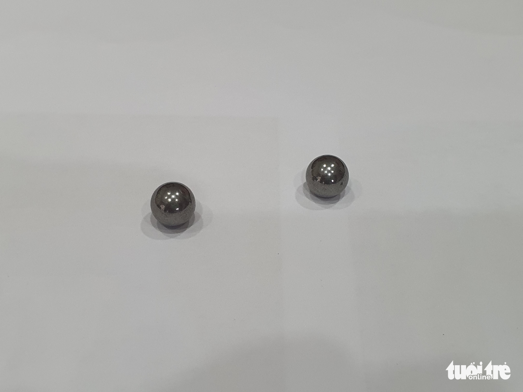 Căn nhà ở phường Tân Định bị bắn bể kính nhiều lần do dịch rảnh quá mua ná về tập? - Ảnh 1.