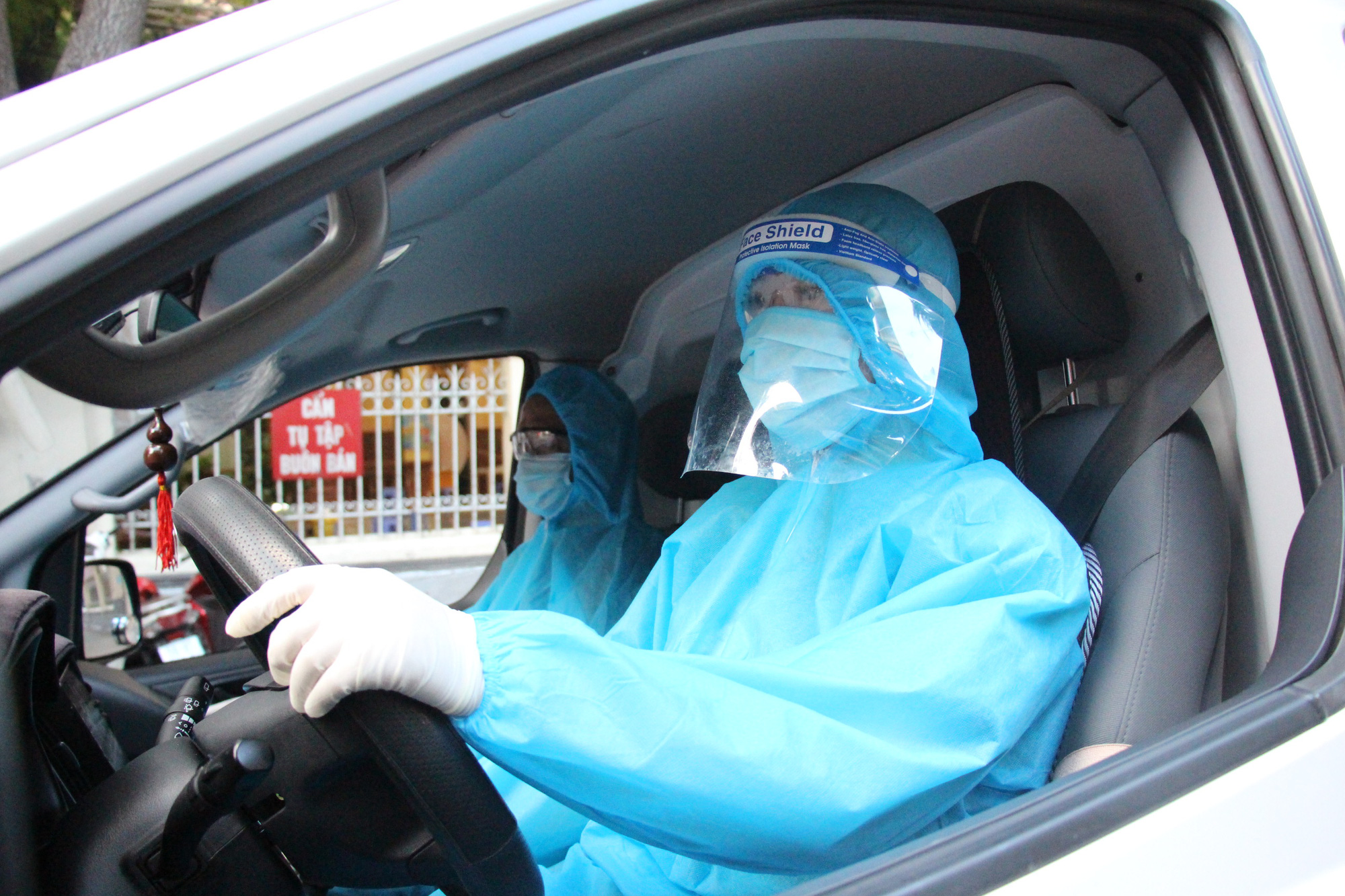 Chuyến xe 0 đồng chở F1 đến khu cách ly - Ảnh 1. Chuyến xe 0 đồng chở F1 đến khu cách ly - Ảnh 1.