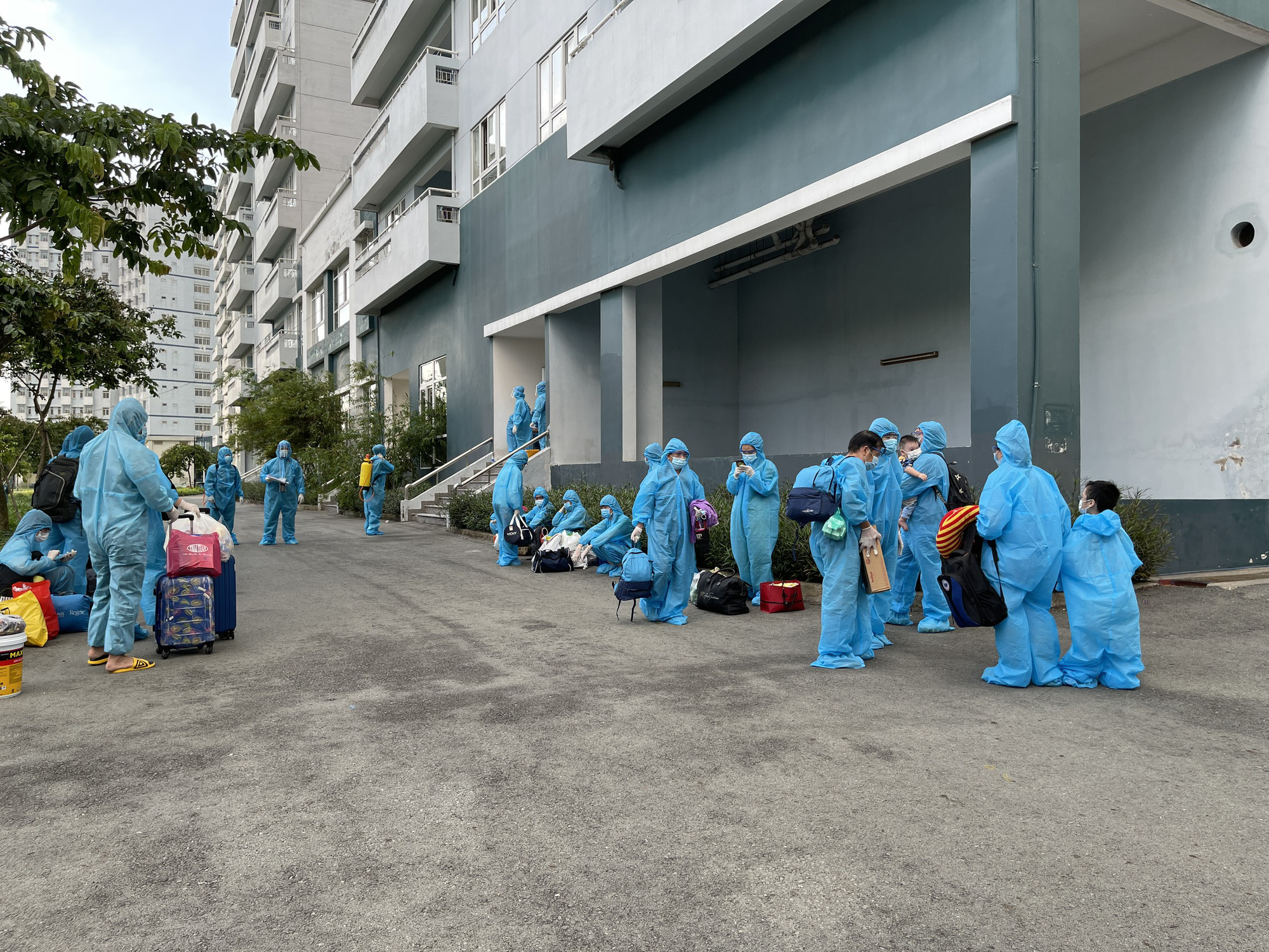 Chuyến xe 0 đồng chở F1 đến khu cách ly - Ảnh 5. Chuyến xe 0 đồng chở F1 đến khu cách ly - Ảnh 5.