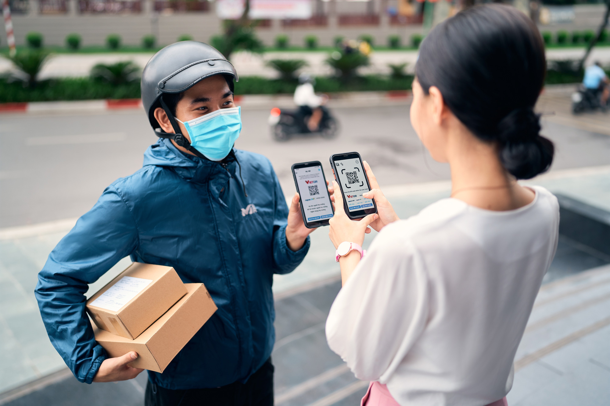 Chuyển tiền, trả tiền bằng quét mã QR từ NAPAS247 đã nhanh, dễ, lại an toàn - Ảnh 1. Chuyển tiền, trả tiền bằng quét mã QR từ NAPAS247 đã nhanh, dễ, lại an toàn - Ảnh 1.